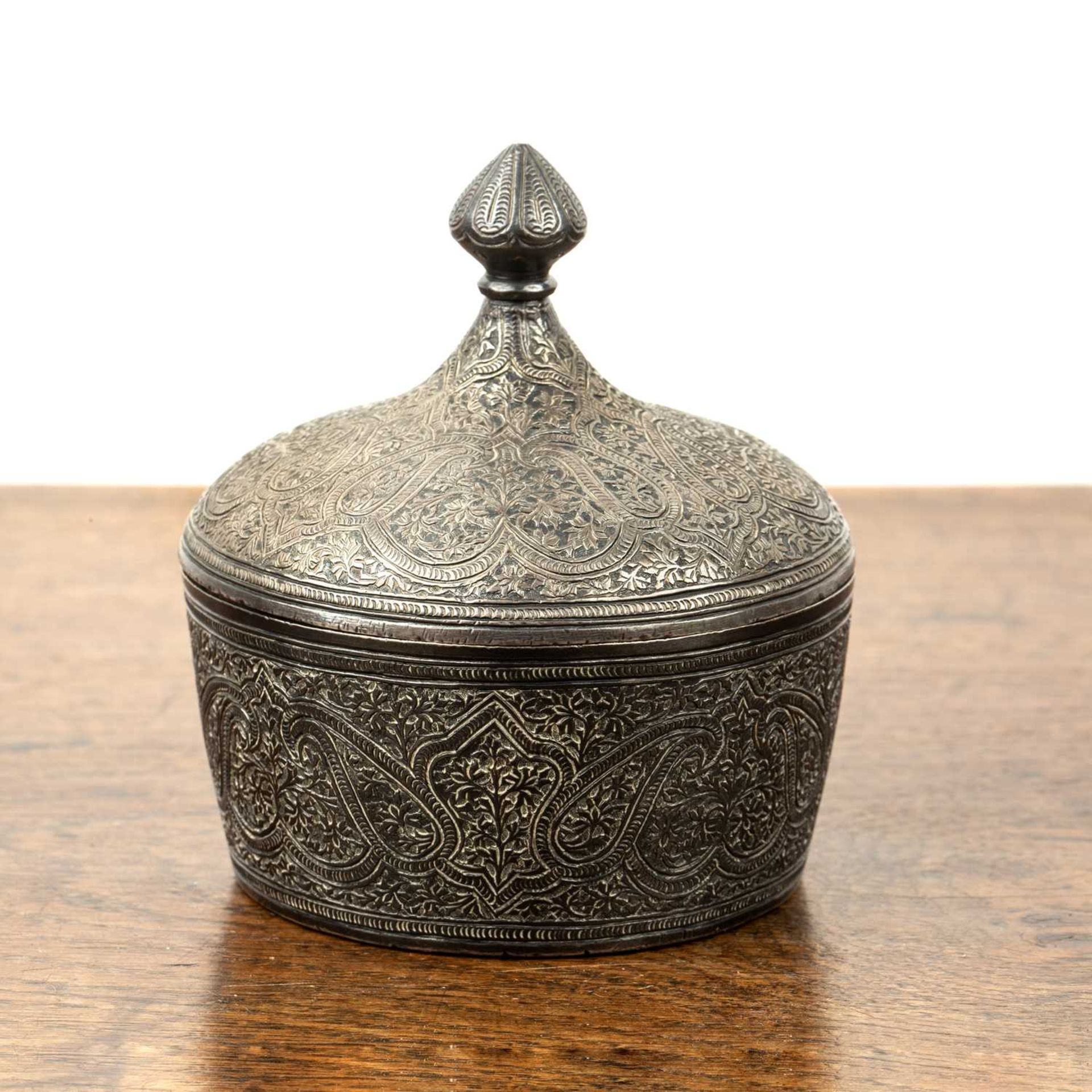Engraved white metal small powder case and cover Indian with paisley designs, and knopped finial - Image 2 of 4