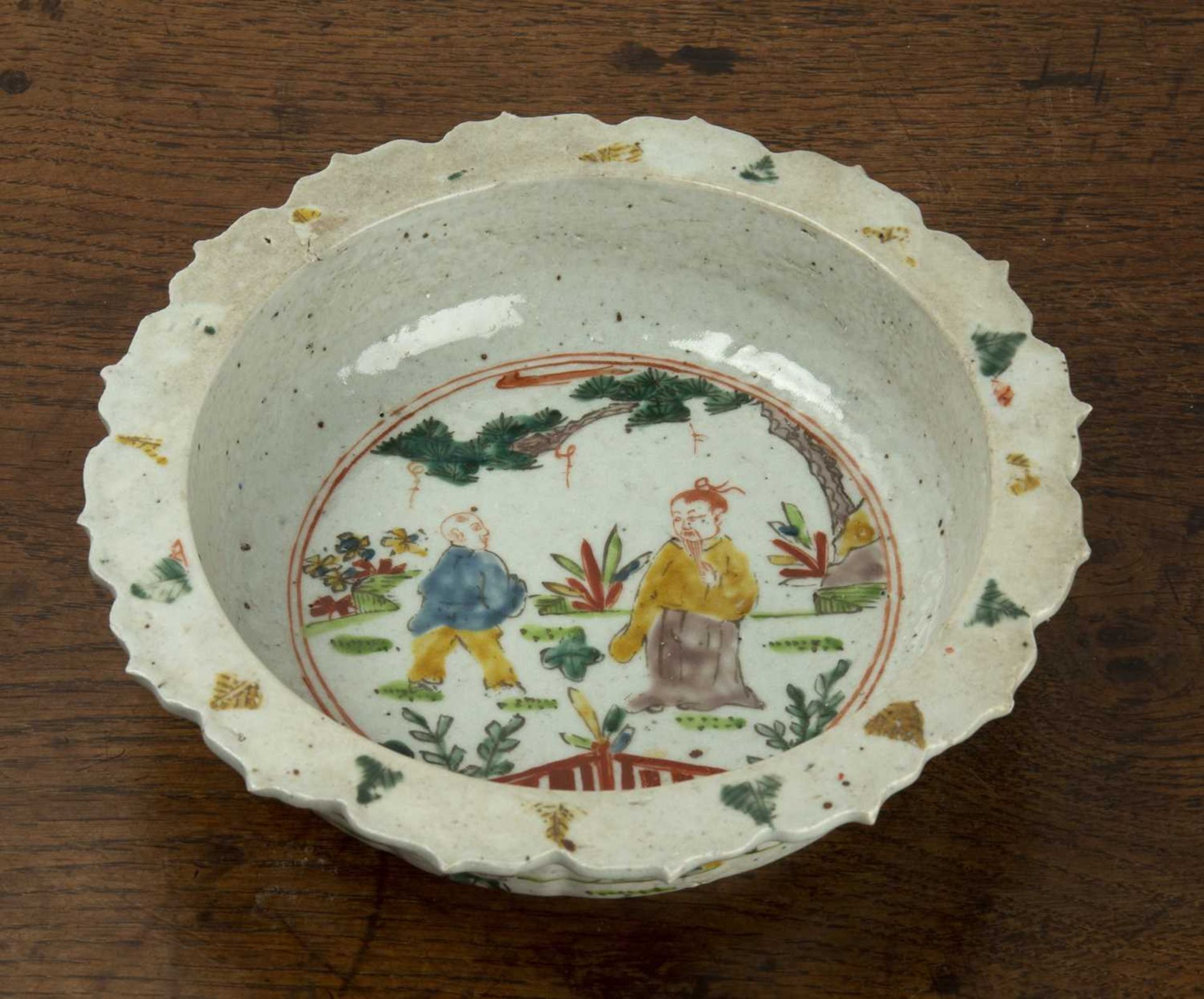 Famille verte small basin style bowl Chinese provincial, 18th/19th Century with wide petal shape - Image 2 of 3