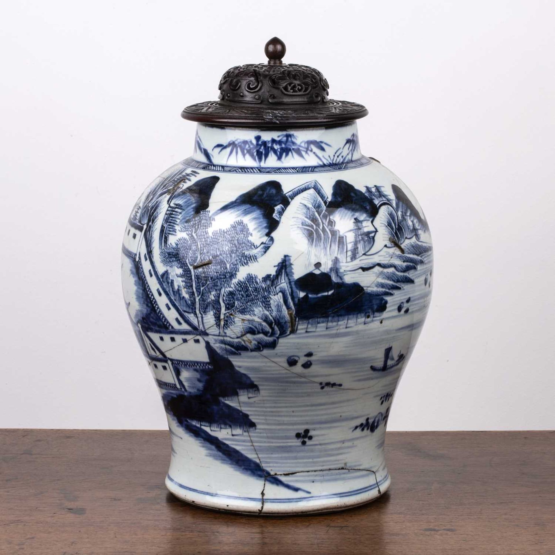 Blue and white porcelain vase with hardwood cover Chinese, 18th Century painted with a mountainous - Bild 2 aus 6