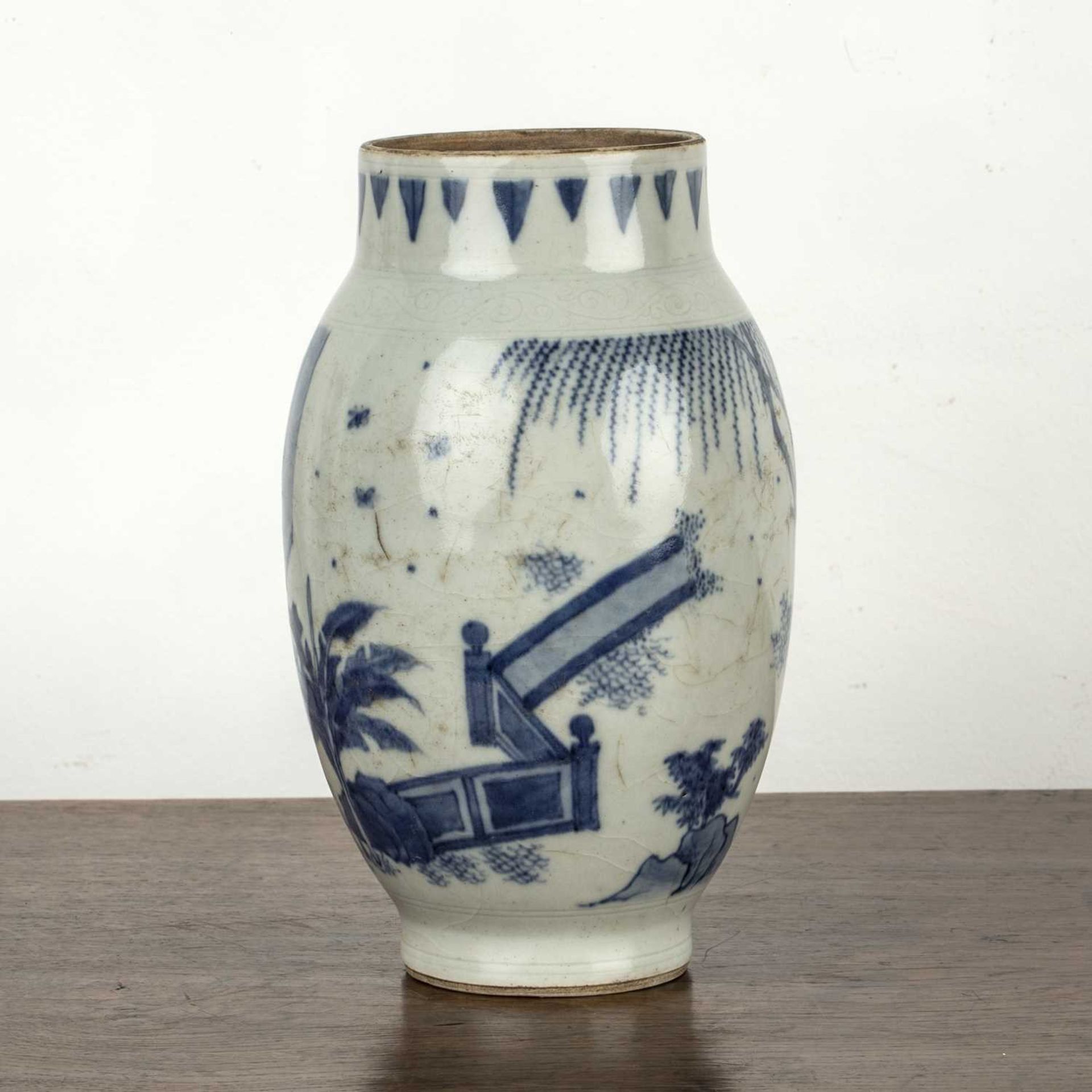 Blue and white porcelain vase Chinese, 19th Century painted in the Transitional style with - Bild 2 aus 4