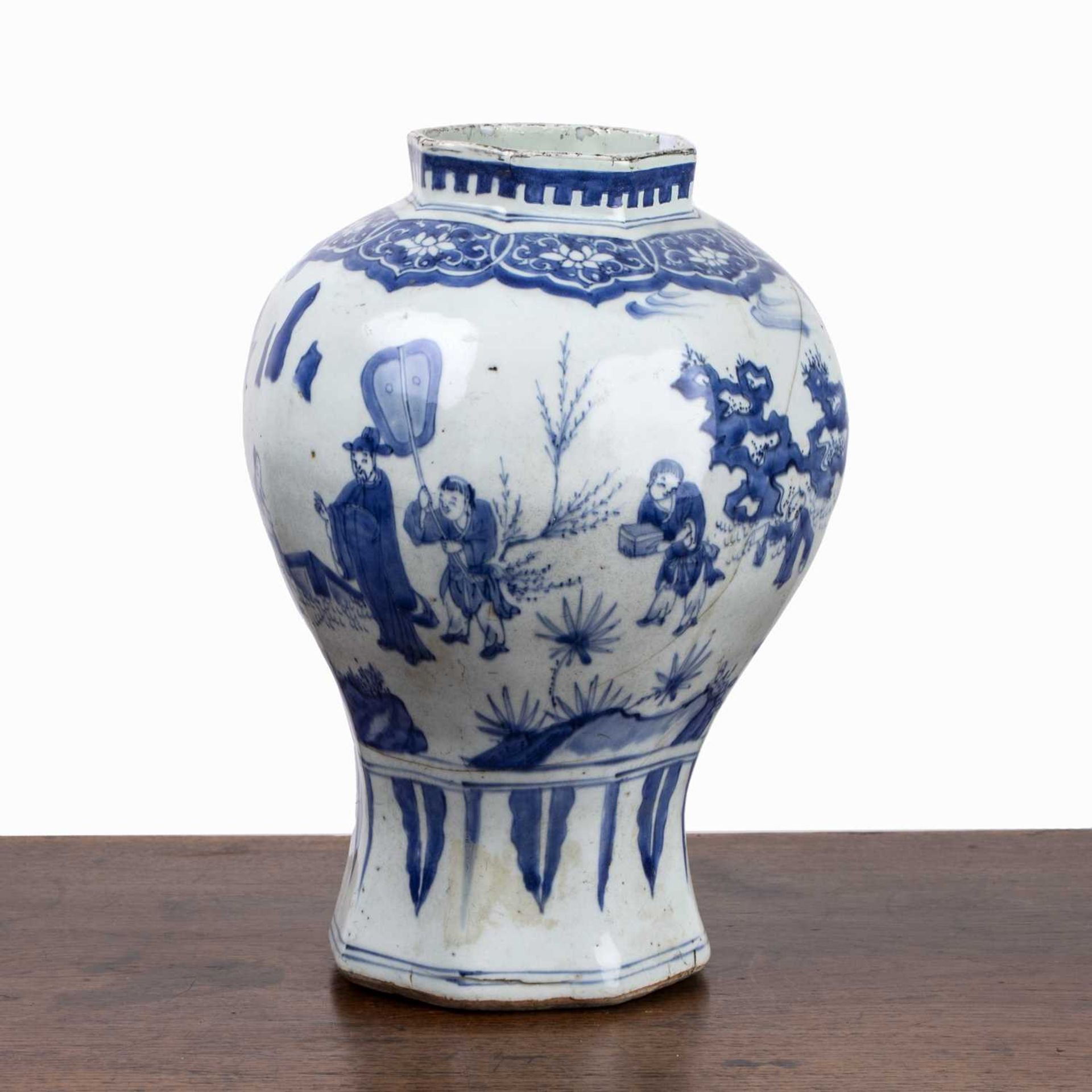 Blue and white baluster vase Chinese, early 18th Century painted with court figures within a ruyi - Bild 2 aus 7