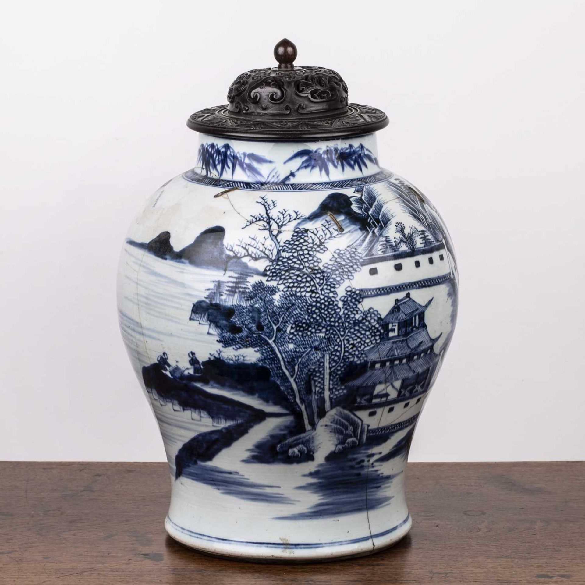 Blue and white porcelain vase with hardwood cover Chinese, 18th Century painted with a mountainous - Bild 4 aus 6