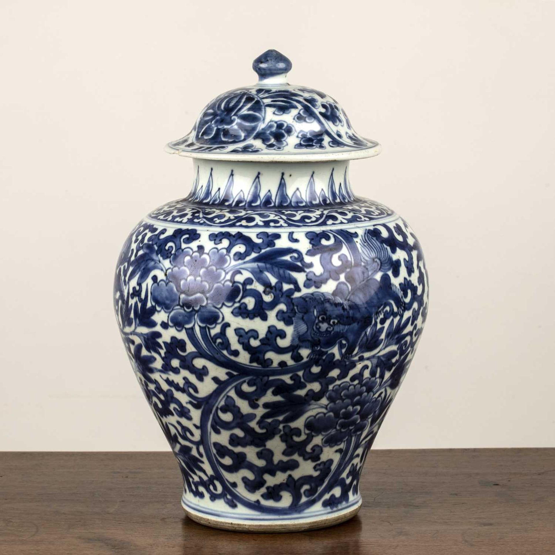 Blue and white porcelain baluster vase and cover Chinese, late 17th/18th Century decorated with - Bild 2 aus 6