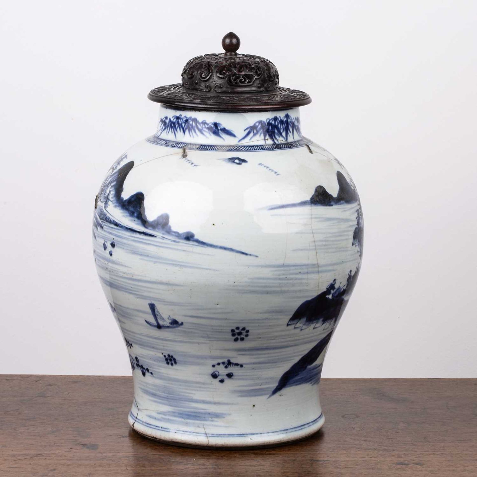 Blue and white porcelain vase with hardwood cover Chinese, 18th Century painted with a mountainous - Bild 3 aus 6
