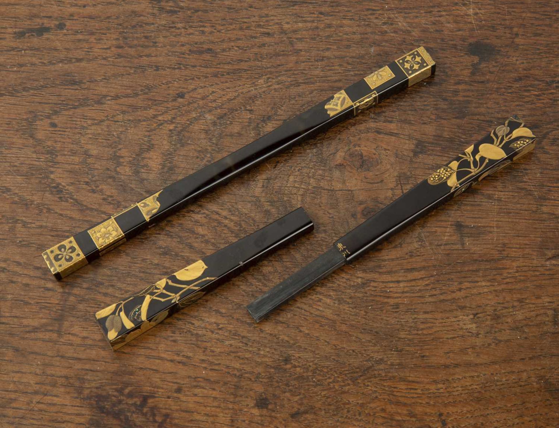 Tortoiseshell ladies hairpin Japanese, late Meiji of rectangular form decorated each end with an - Image 2 of 4