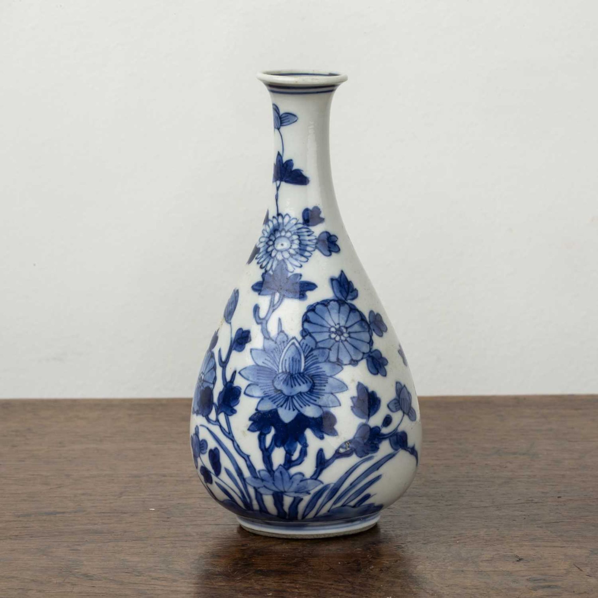 Small blue and white vase Chinese, 18th/19th Century painted with flowers, 13cm highSome minor - Bild 2 aus 4
