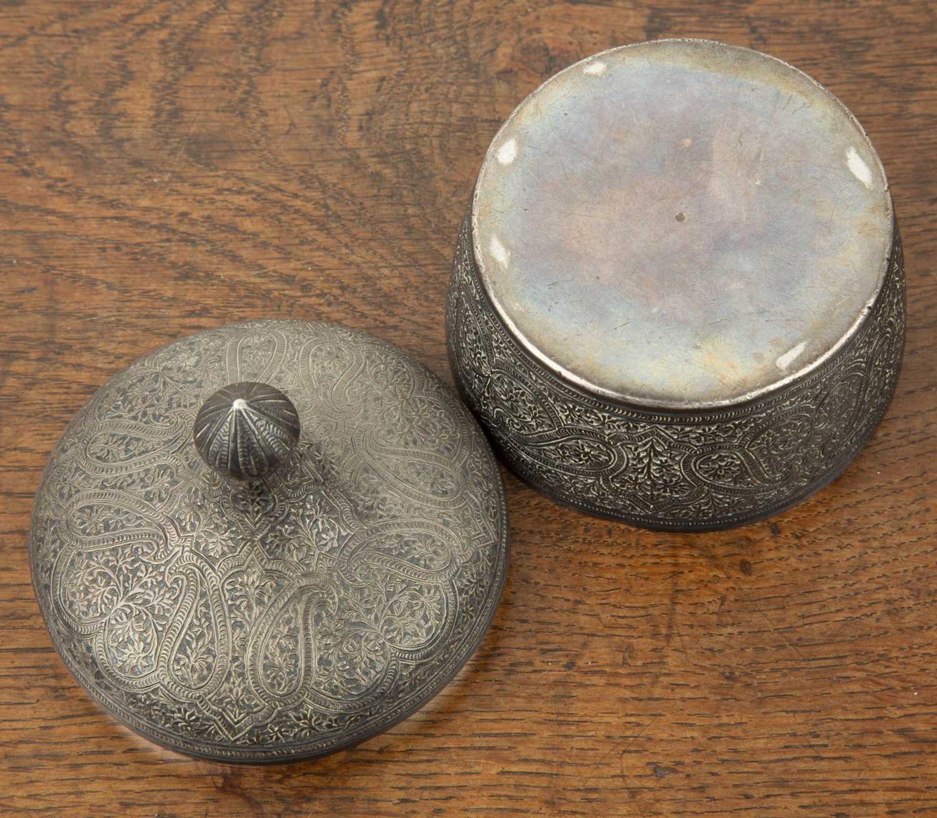 Engraved white metal small powder case and cover Indian with paisley designs, and knopped finial - Image 4 of 4