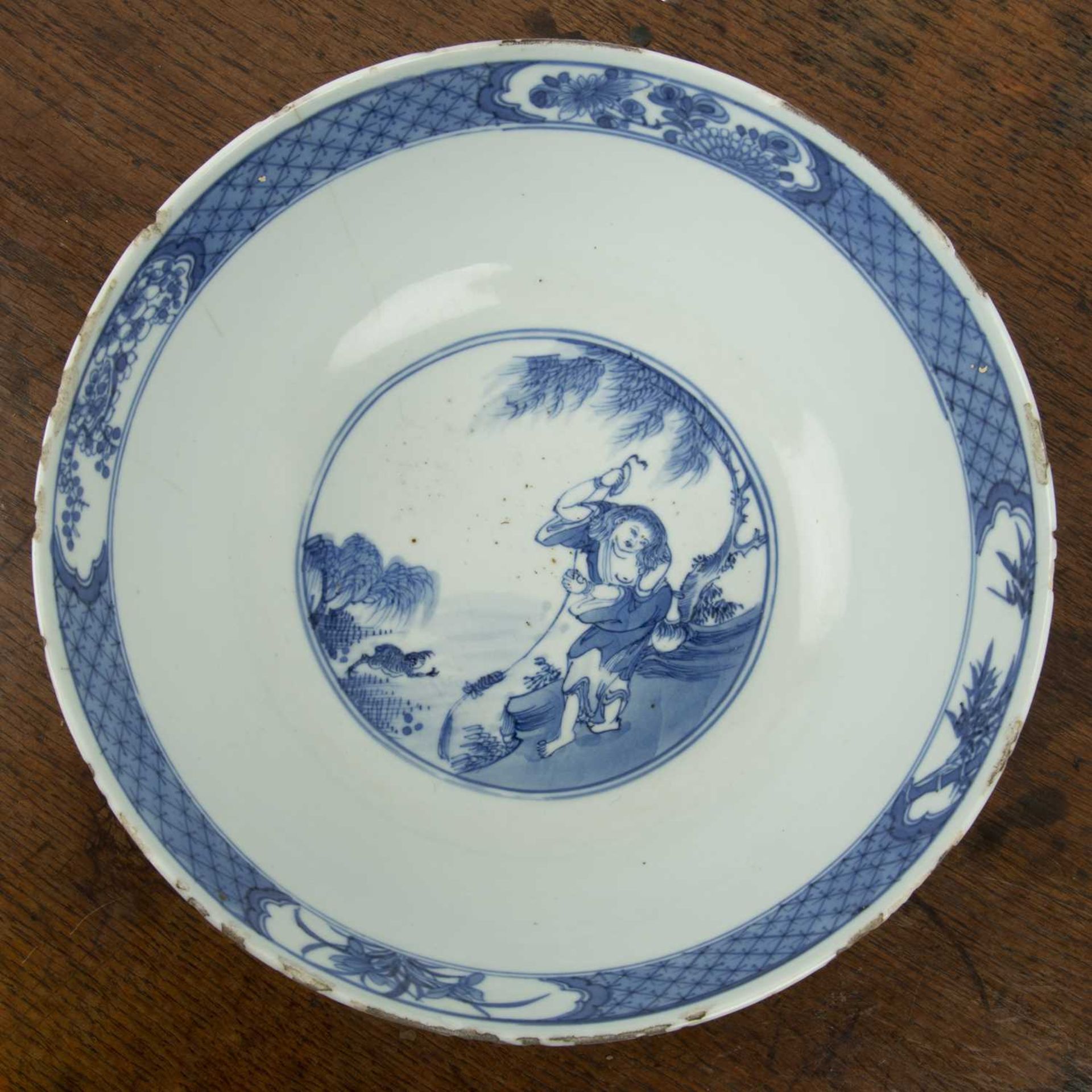 Group of three blue and white pieces Chinese including a late Ming Kraak shallow dish, 29.2cm - Bild 4 aus 7