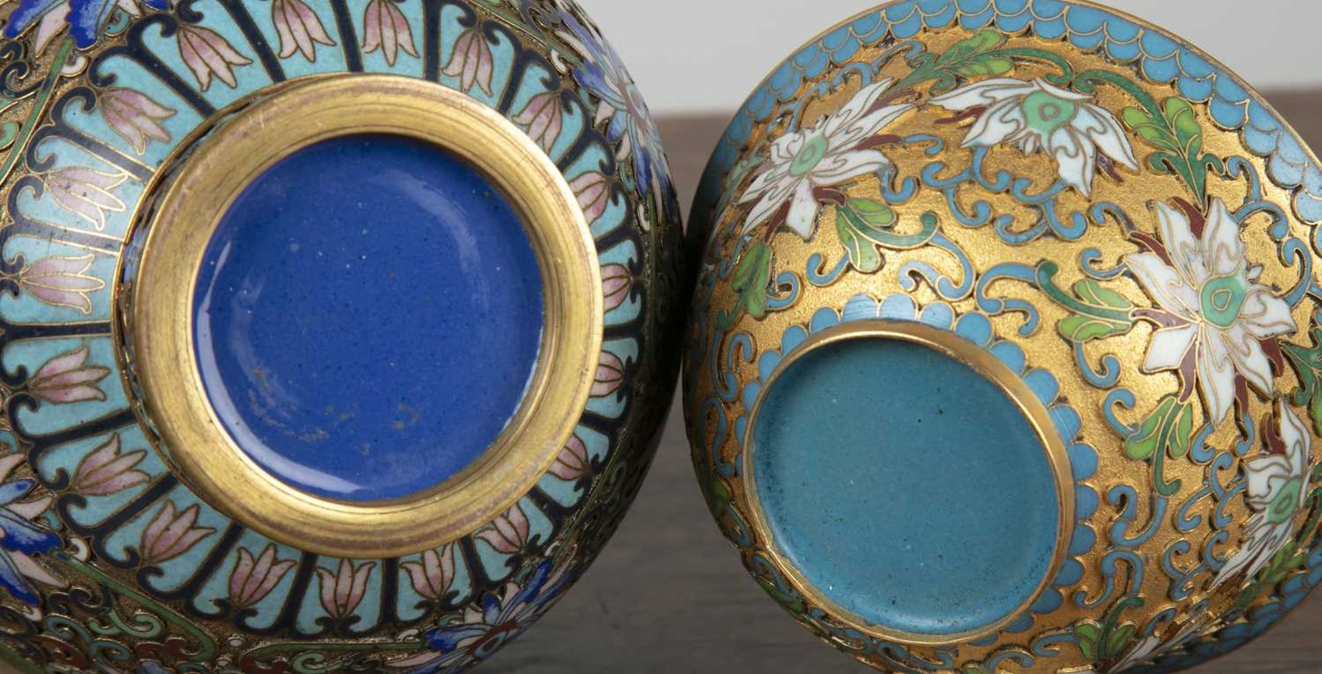 Cloisonne garlic neck vase Chinese, 19th/early 20th Century 21cm high and a cloisonne bowl and cover - Image 4 of 4