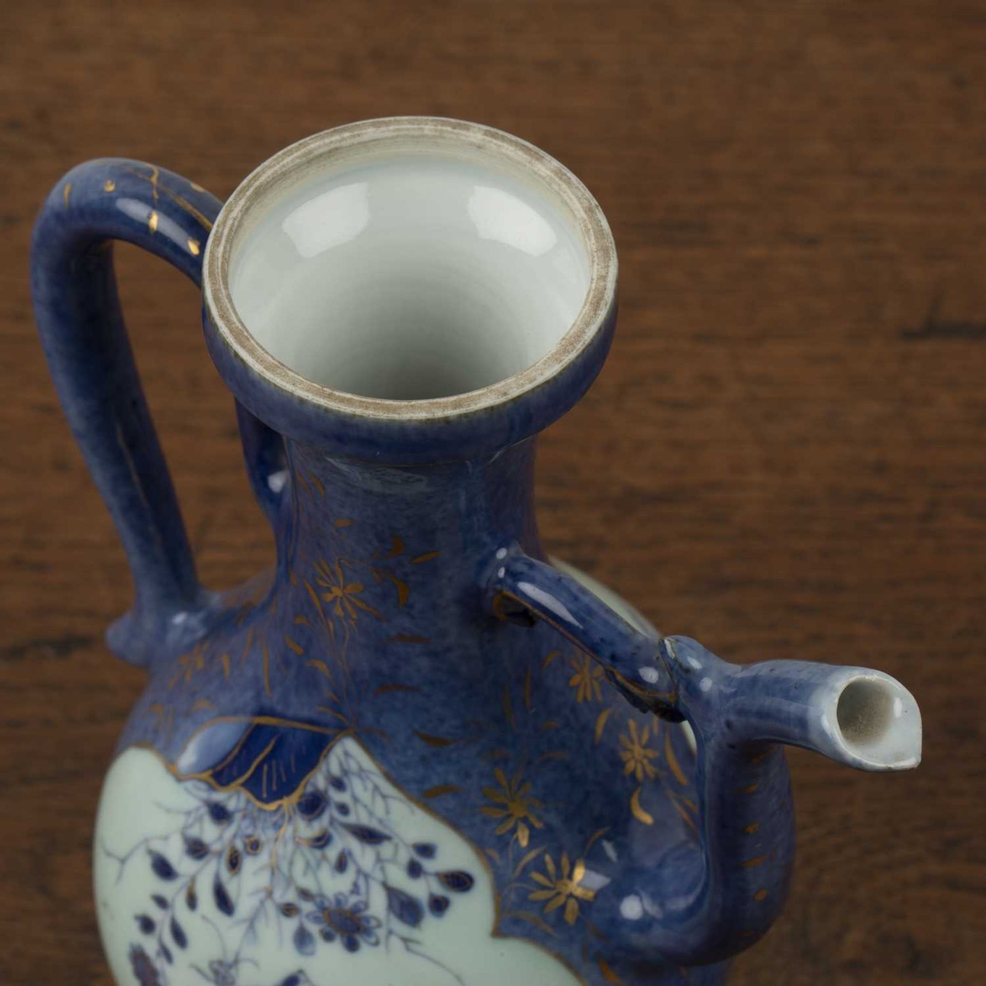 Small porcelain powder blue and white ewer Chinese, 19th Century with two reserve panels, one - Bild 4 aus 4