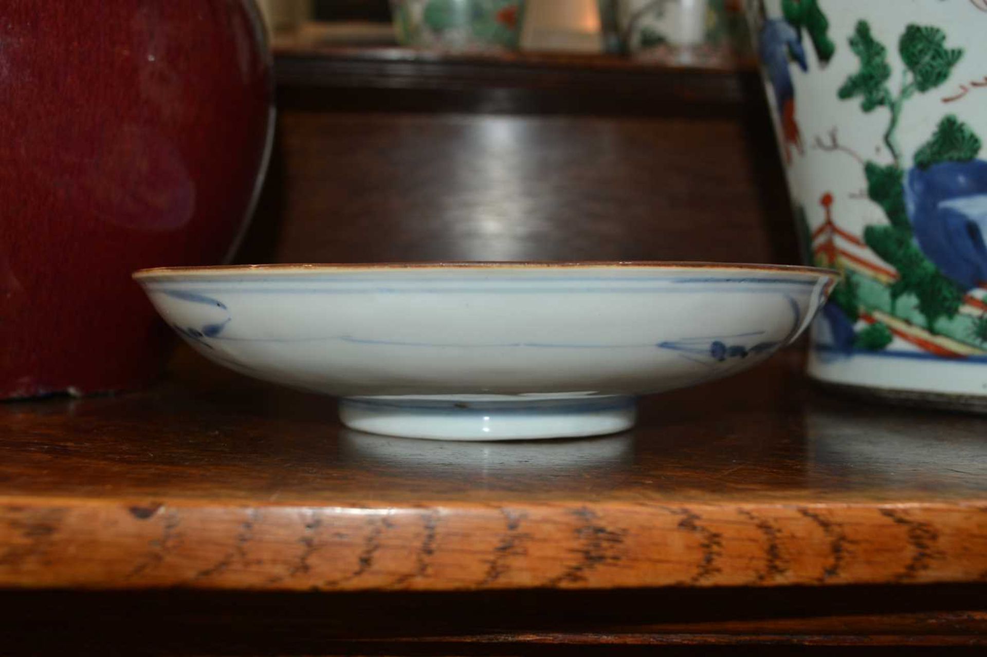 Blue and white porcelain shallow dish Chinese, 18th Century painted with a Lohan holding a ruyi - Bild 6 aus 6