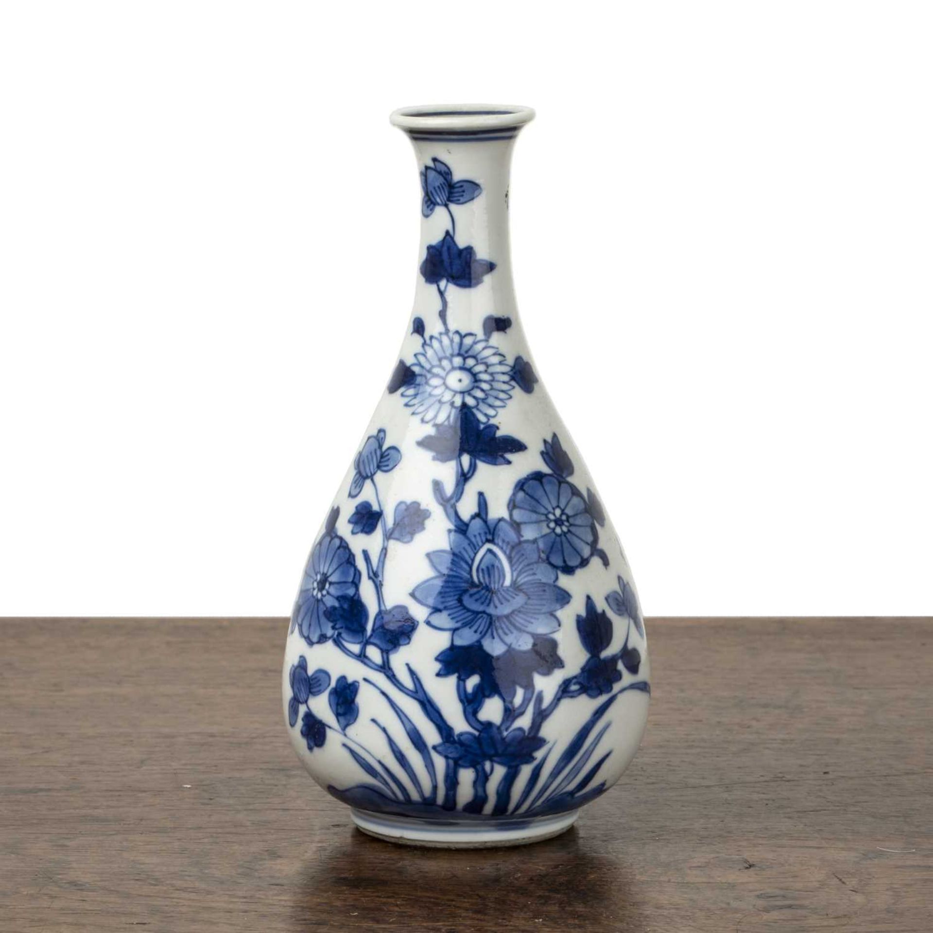 Small blue and white vase Chinese, 18th/19th Century painted with flowers, 13cm highSome minor