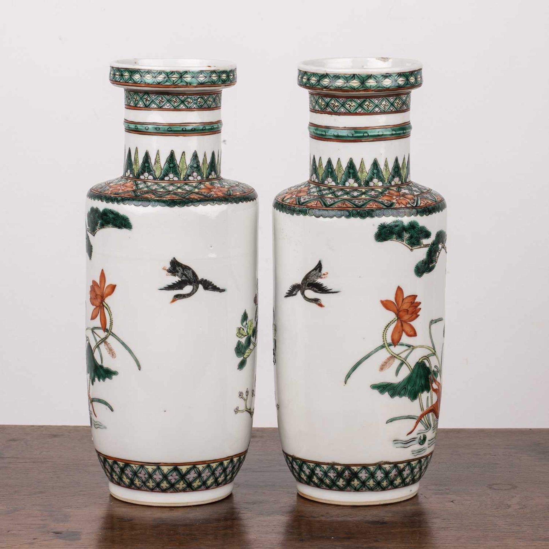Pair of small famille verte rouleau vases Chinese, late 19th Century each painted in enamels with - Bild 2 aus 3