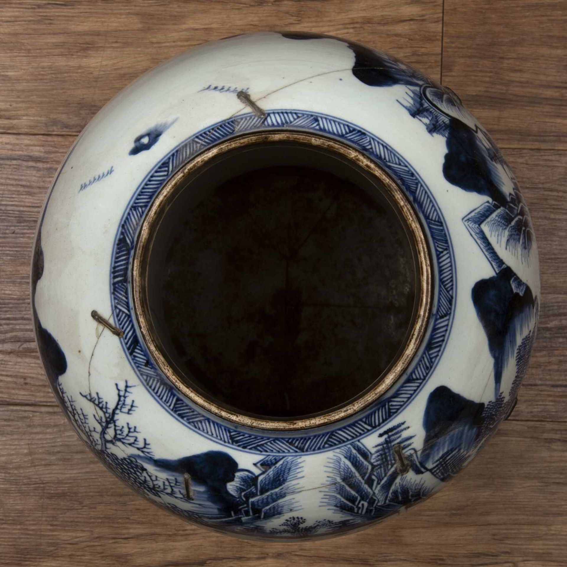 Blue and white porcelain vase with hardwood cover Chinese, 18th Century painted with a mountainous - Bild 5 aus 6