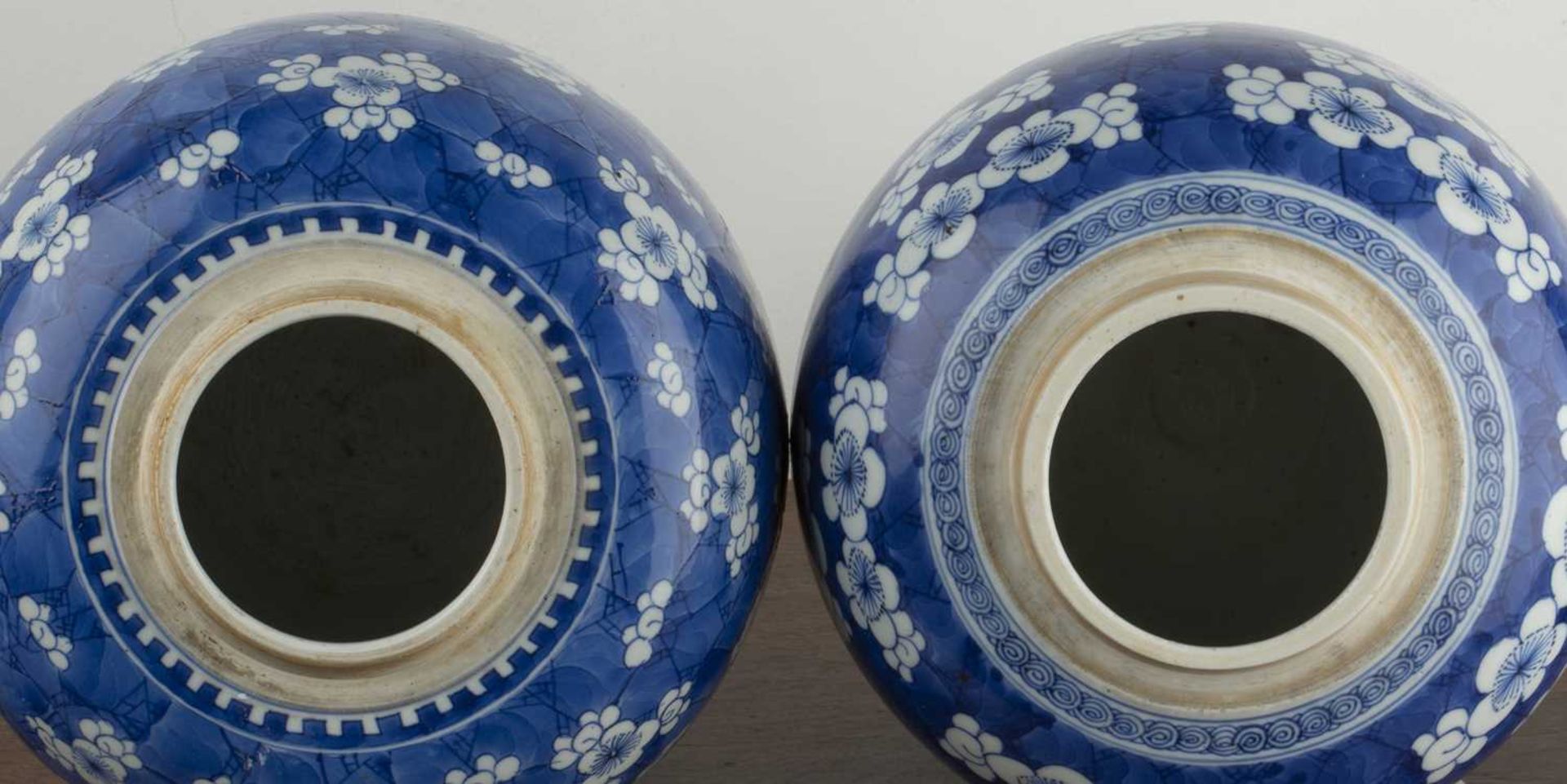 Two similar blue and white ginger jars and covers Chinese, 18th/19th Century each painted with - Image 4 of 4