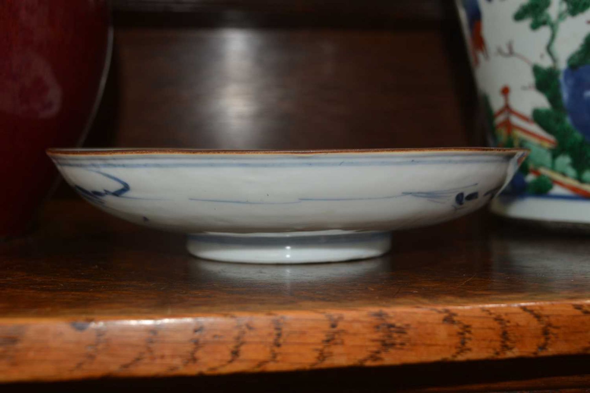Blue and white porcelain shallow dish Chinese, 18th Century painted with a Lohan holding a ruyi - Bild 3 aus 6