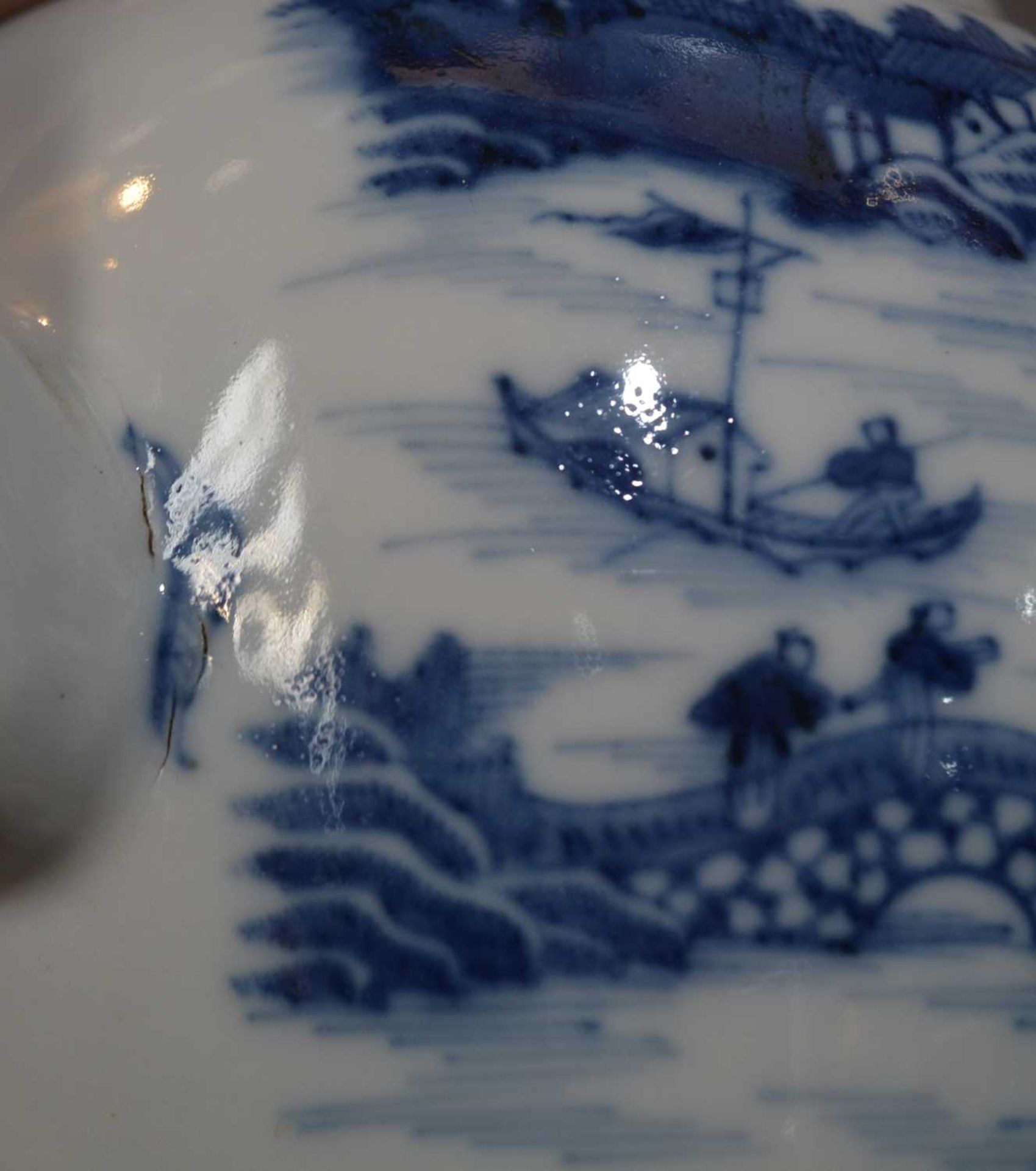Group of blue and white pieces Chinese, 19th Century to include a pair of cylindrical vases - Bild 5 aus 7