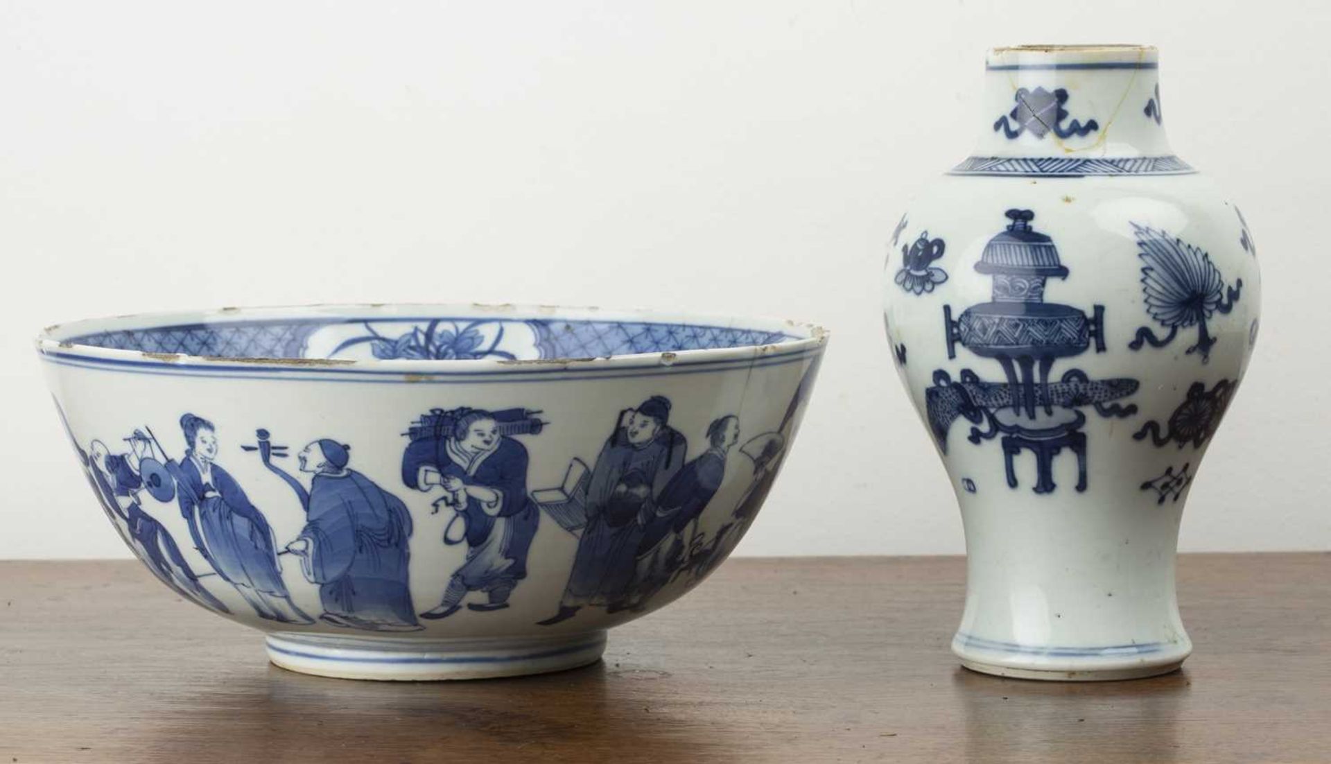 Group of three blue and white pieces Chinese including a late Ming Kraak shallow dish, 29.2cm - Bild 2 aus 7