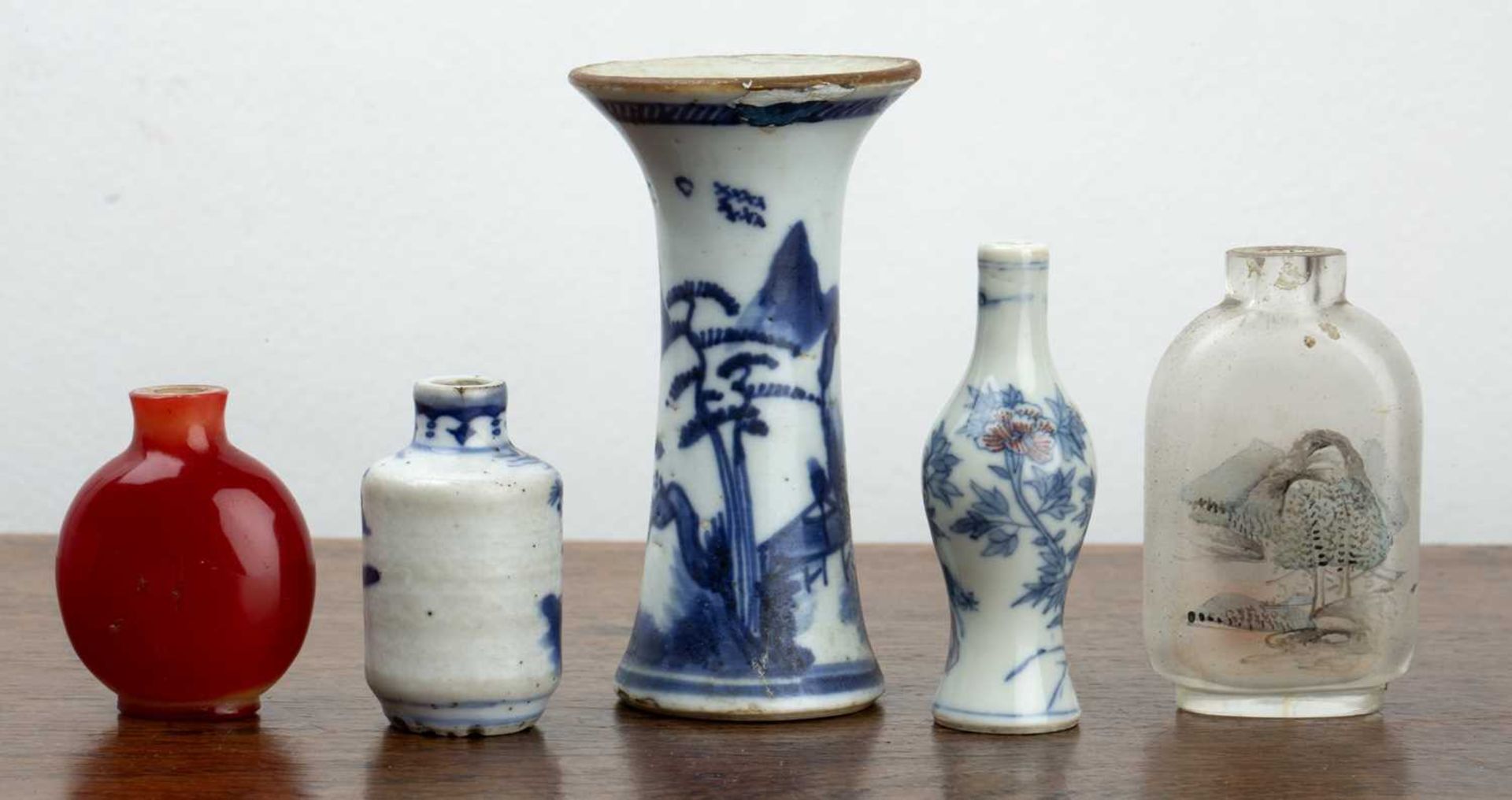 Miniature blue and white beaker Chinese, early 19th Century of waisted form, decorated with a figure - Image 2 of 3