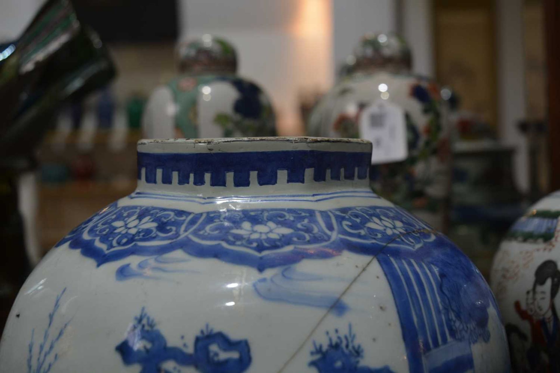 Blue and white baluster vase Chinese, early 18th Century painted with court figures within a ruyi - Bild 6 aus 7