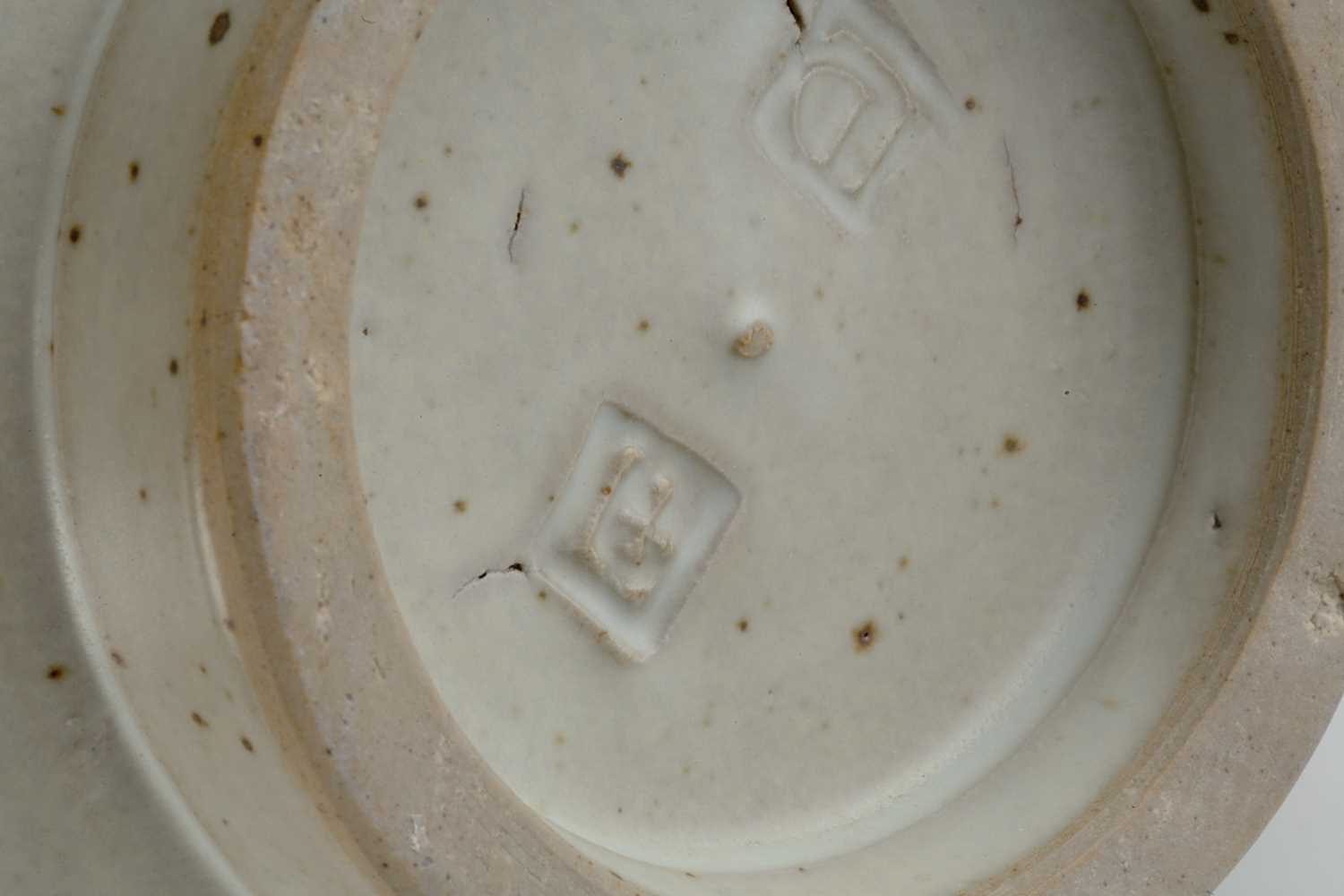 David Leach (1911-2005) at Lowerdown Pottery Footed bowl with oatmeal glaze with bands of blue and - Image 3 of 3