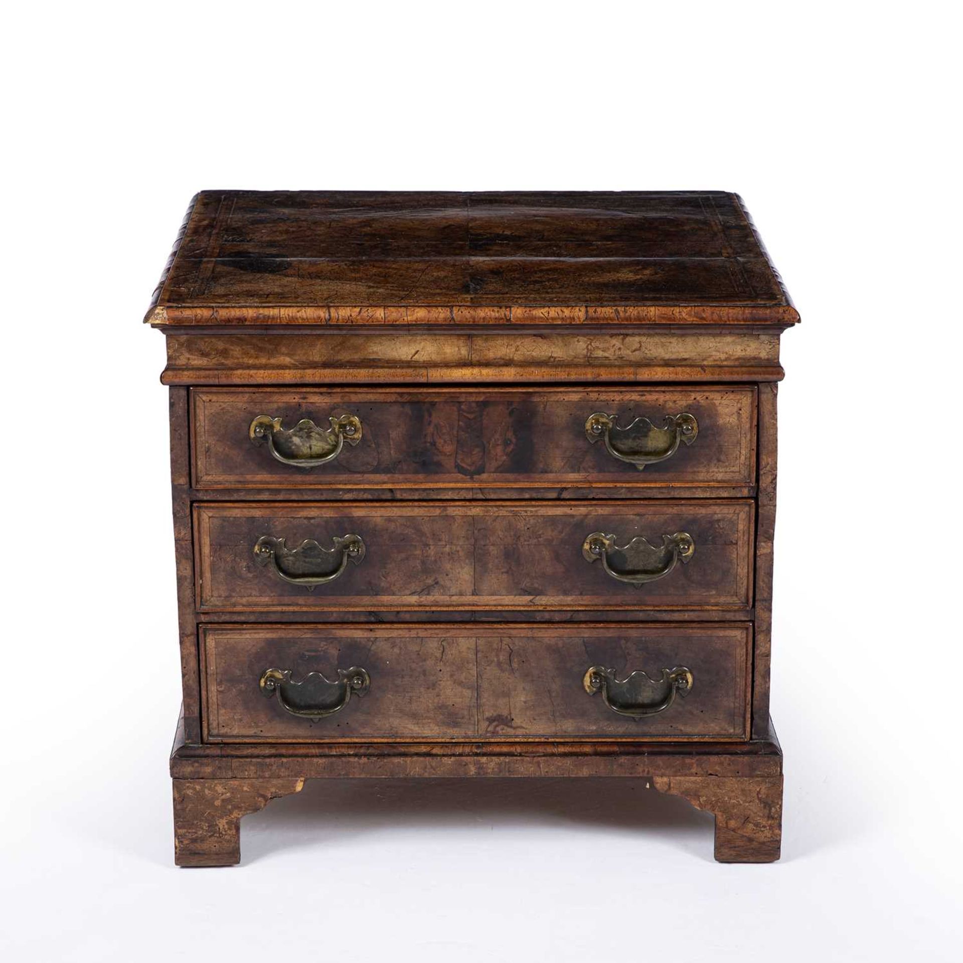 An antique and later walnut small chest of three drawers with brass carrying handles, brass ring - Bild 2 aus 21