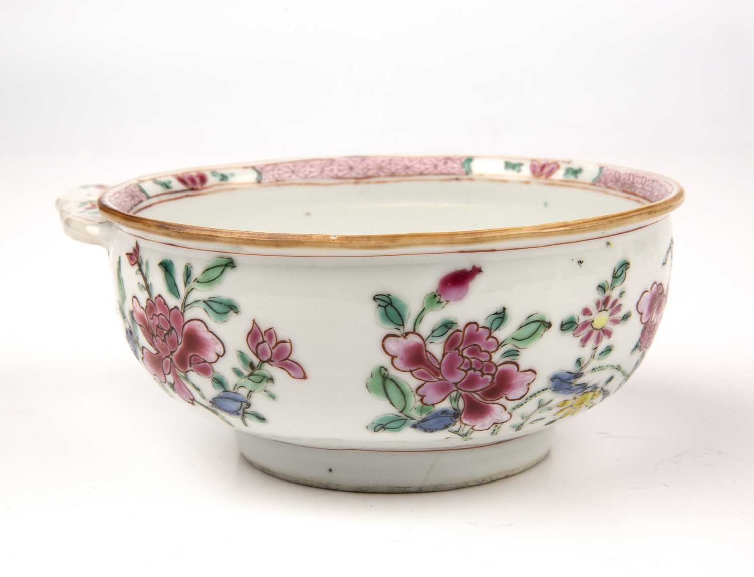 An 18th century Chinese famille rose porcelain bleeding bowl 15cm wide Hairline cracks - Bild 2 aus 5