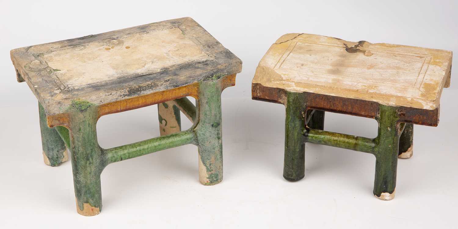 Two Chinese Ming style offering tables with sancai glaze the largest 26cm wide 17cm high together - Bild 6 aus 7