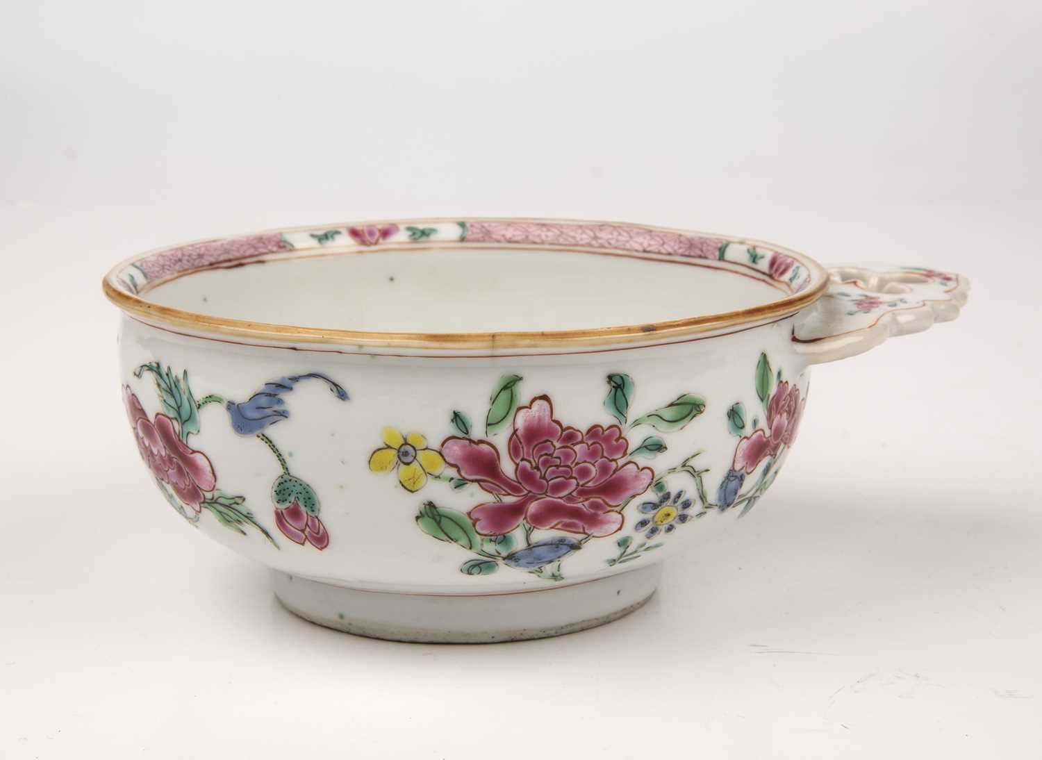 An 18th century Chinese famille rose porcelain bleeding bowl 15cm wide Hairline cracks - Bild 3 aus 5
