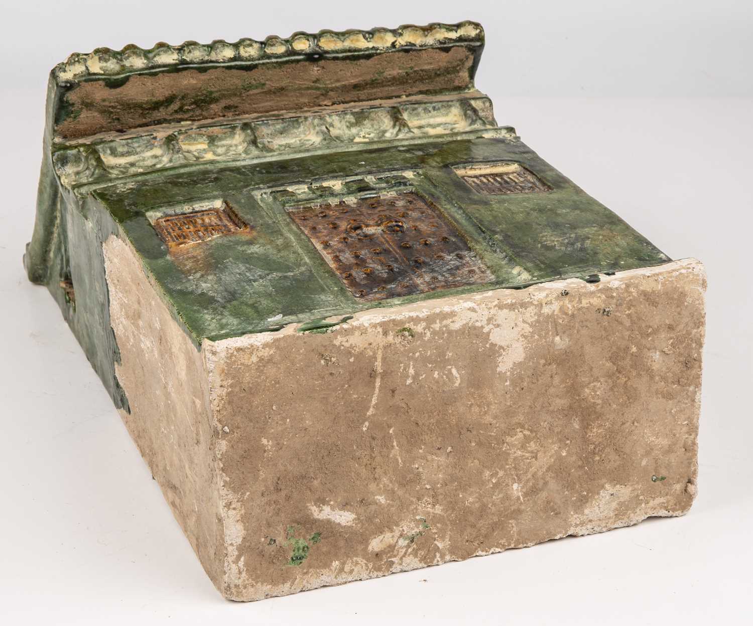 A Chinese Han style green glazed model of a funerary house 21cm high. Previously from the collection - Bild 5 aus 5