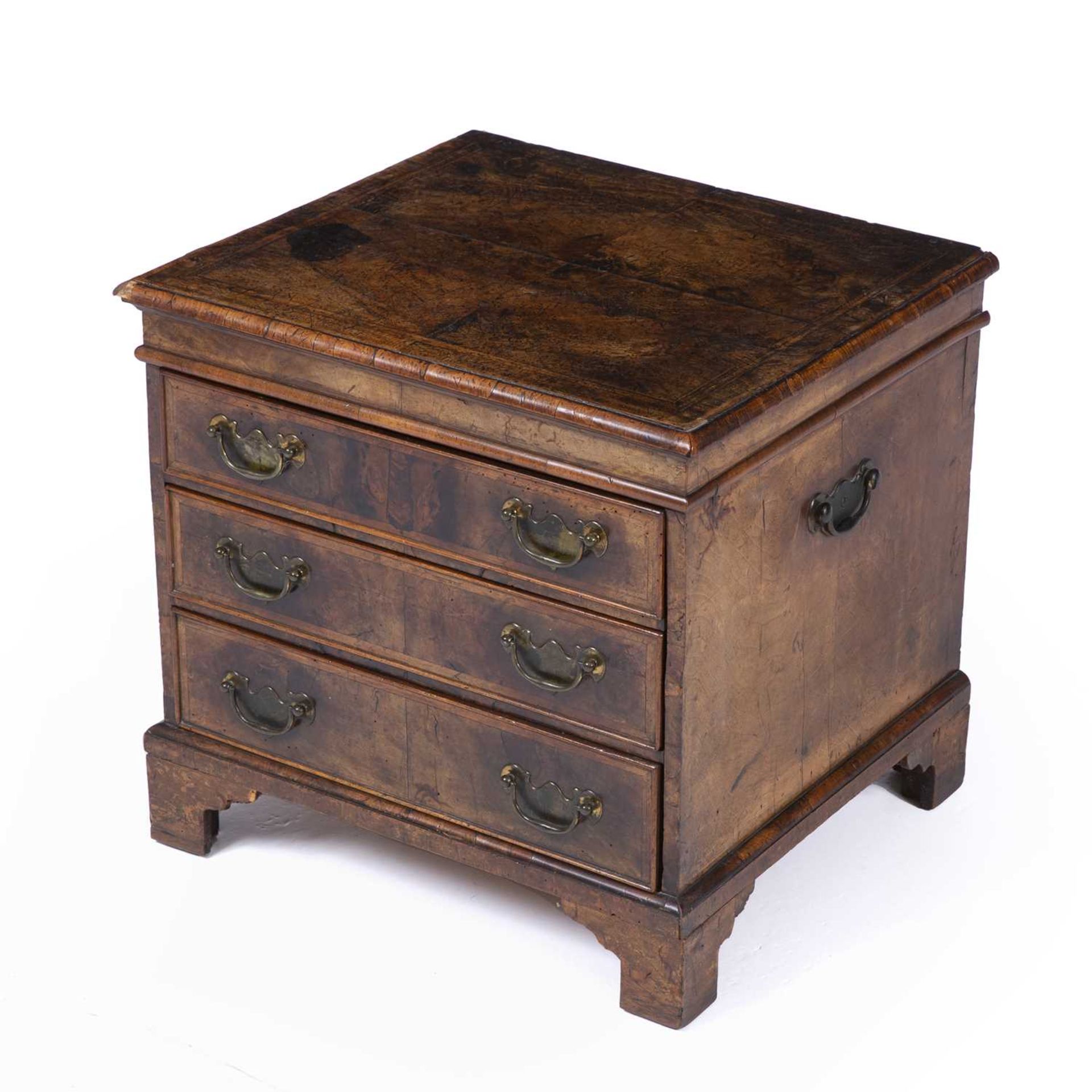 An antique and later walnut small chest of three drawers with brass carrying handles, brass ring - Bild 3 aus 21