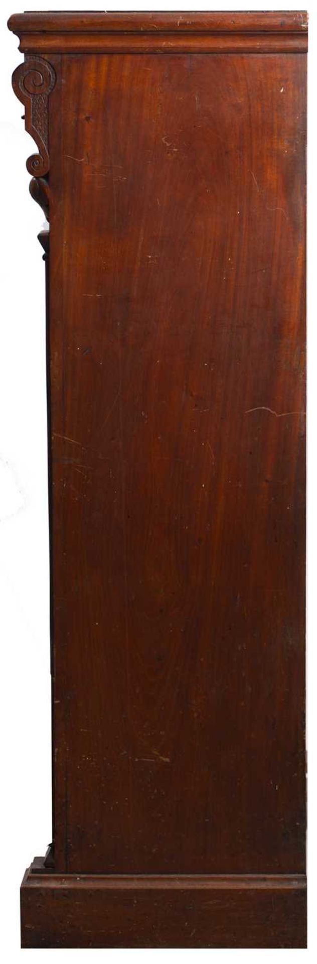 A Victorian mahogany bookcase with twin glazed doors and a plinth base 117cm wide x 38cm deep x - Bild 4 aus 5