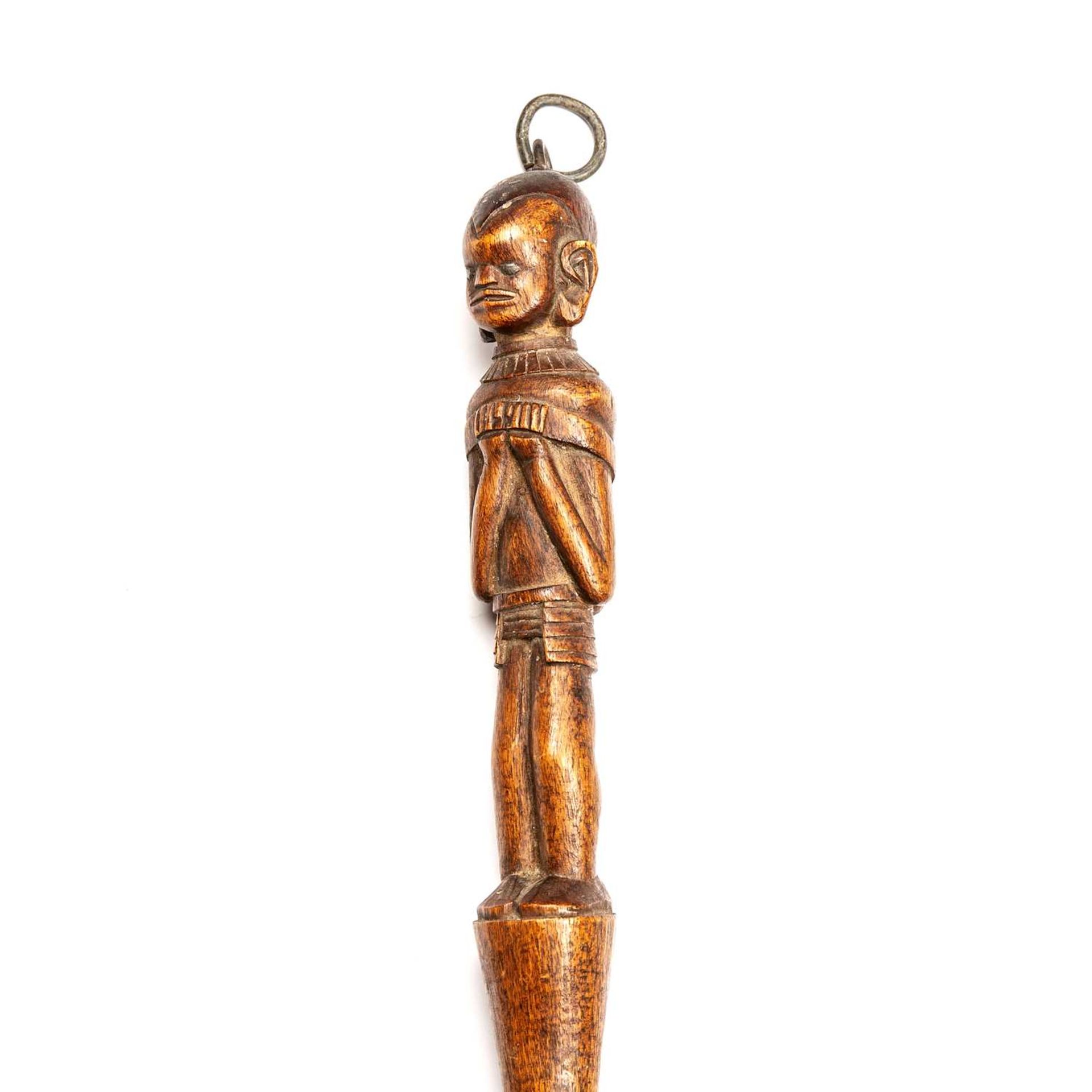 A Kamba Kenya carved wooden spoon with a female figure inlaid with metal eyes. 47cm in length. - Bild 2 aus 3