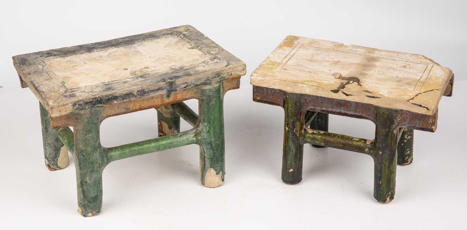 Two Chinese Ming style offering tables with sancai glaze the largest 26cm wide 17cm high together - Bild 5 aus 7