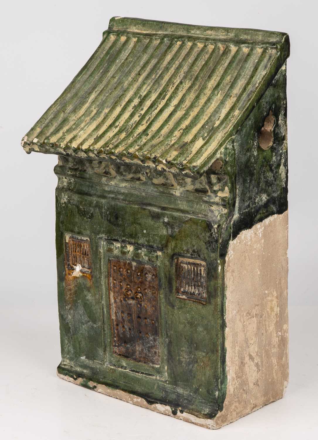 A Chinese Han style green glazed model of a funerary house 21cm high. Previously from the collection - Bild 3 aus 5