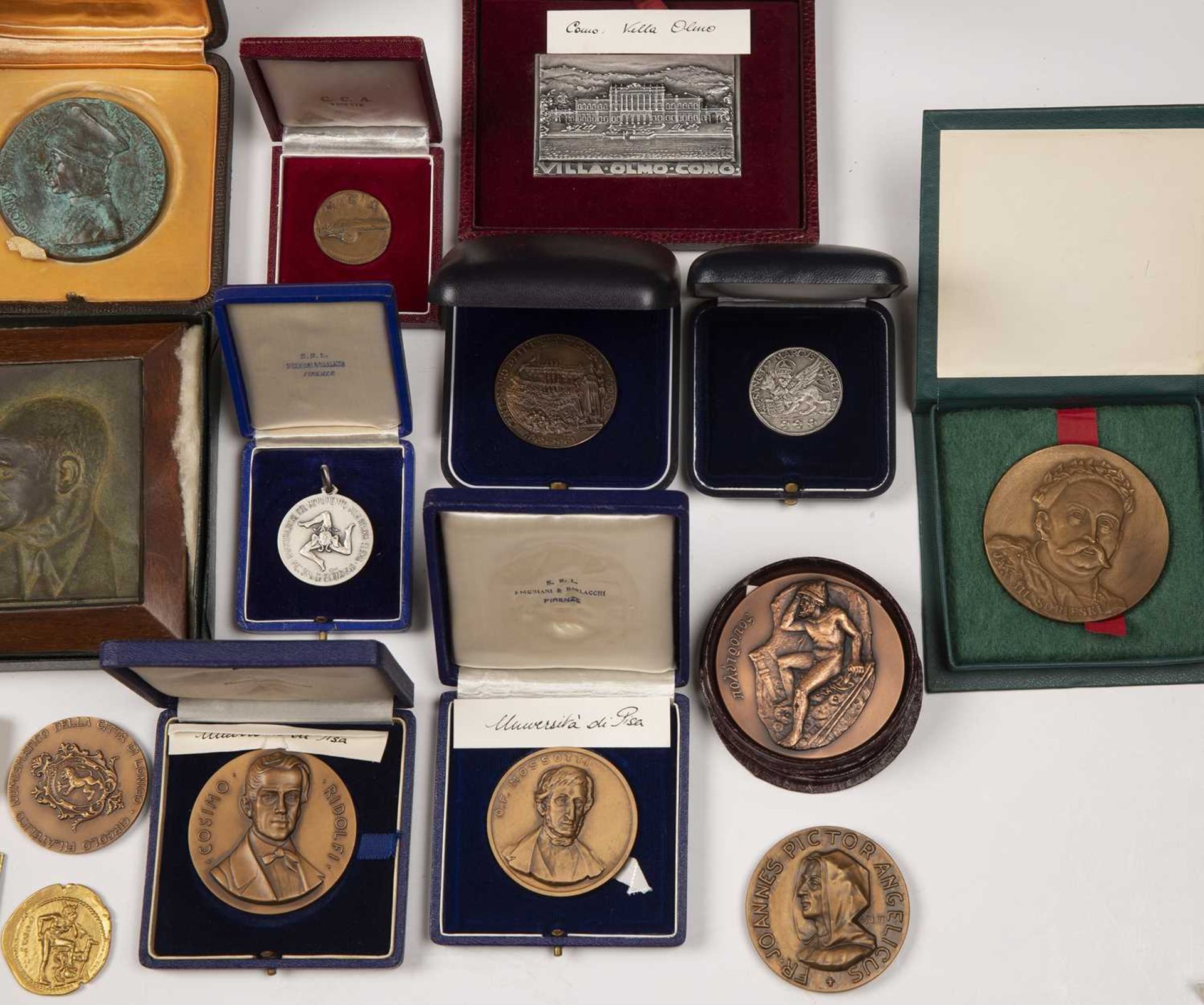 A group of c24 Italian metal presentation medallion badges, coins, most cased (c24) - Image 3 of 4