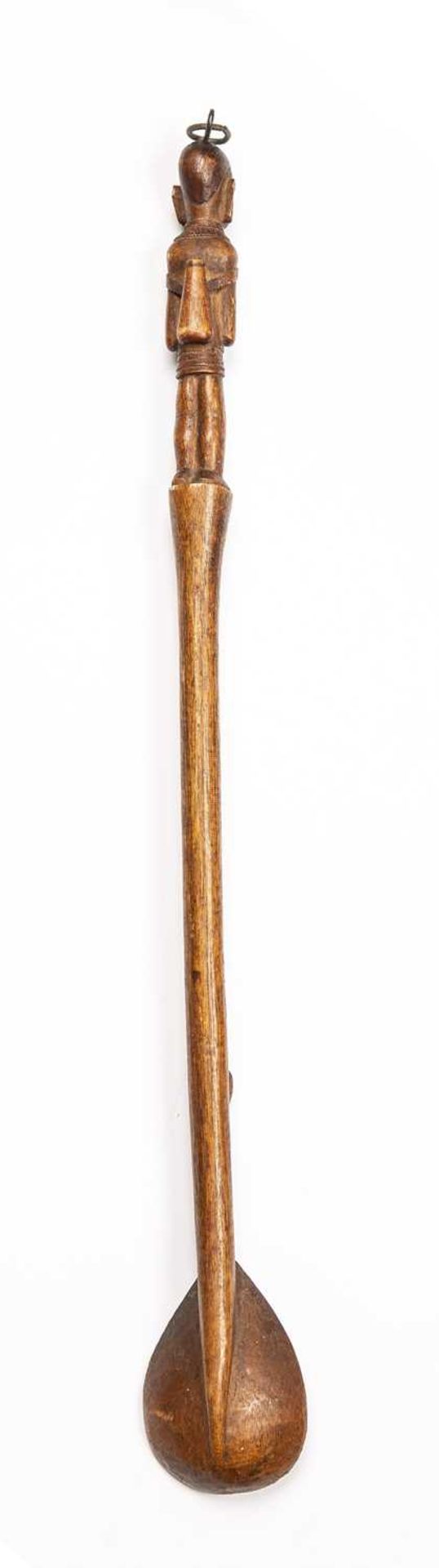 A Kamba Kenya carved wooden spoon with a female figure inlaid with metal eyes. 47cm in length. - Bild 3 aus 3