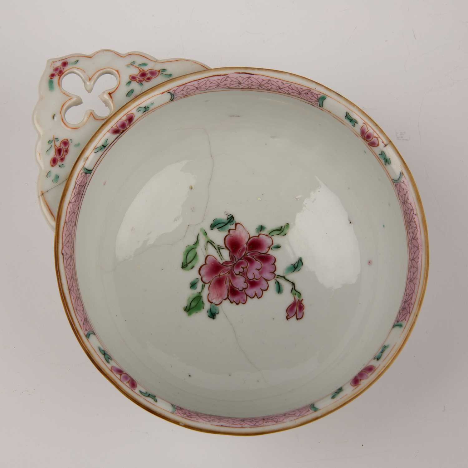An 18th century Chinese famille rose porcelain bleeding bowl 15cm wide Hairline cracks - Bild 4 aus 5