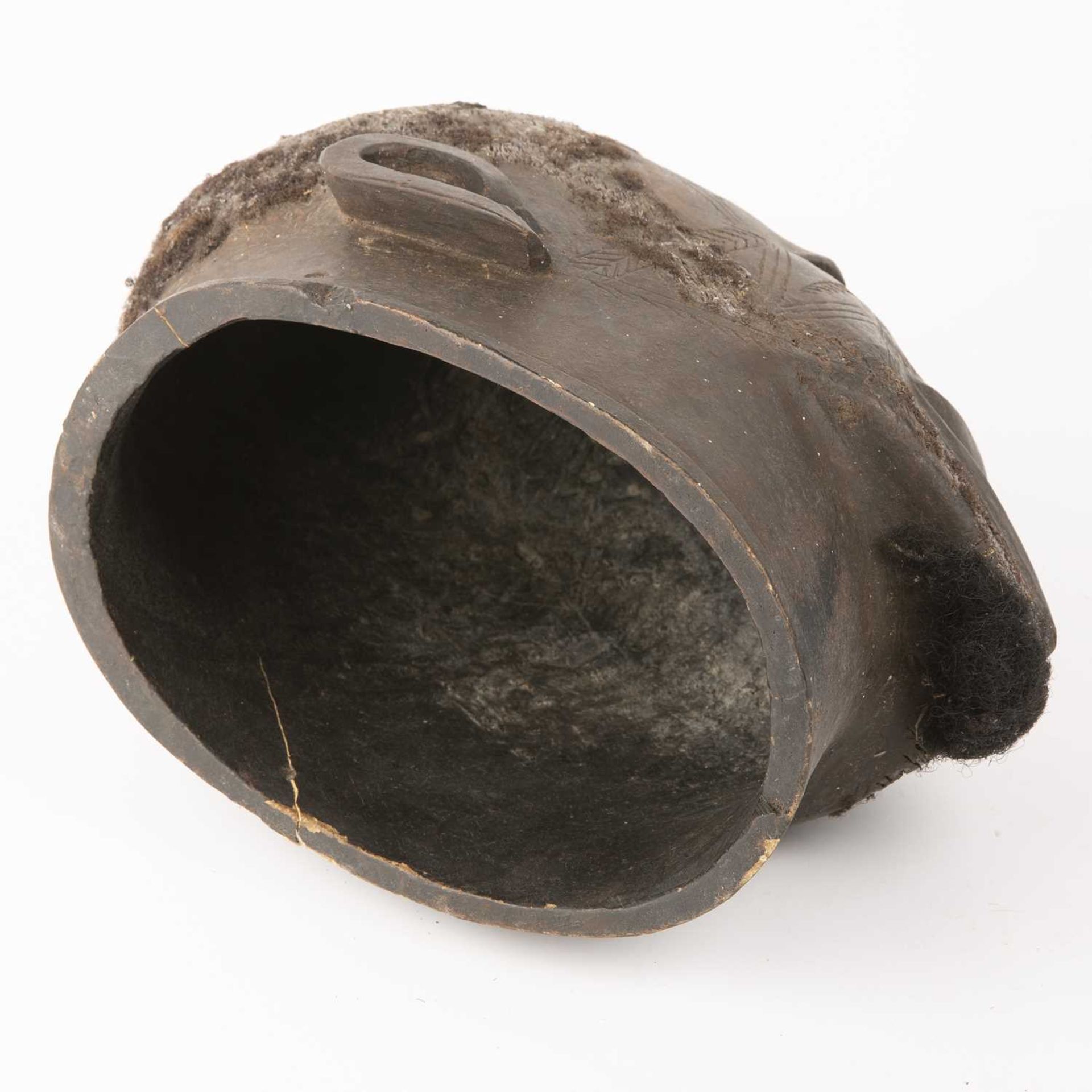 Makonde Tanzania helmet mask 18.5cm wide 30cm deep 25cm high. Hair loss and split to side - Image 5 of 5