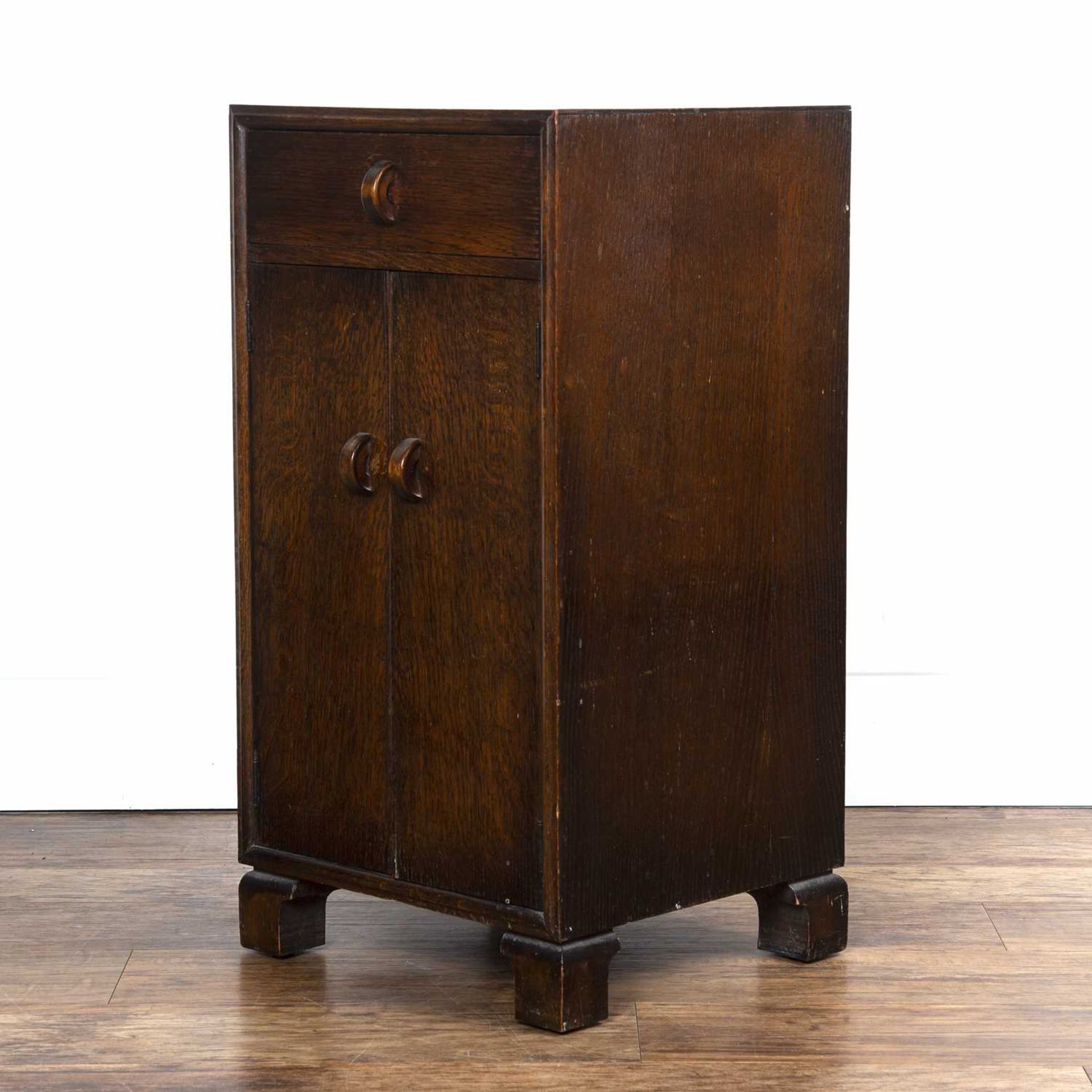 Herbert E. Gibbs dark oak side cupboard or bedside cupboard, with stylised handles, standing on - Bild 4 aus 6