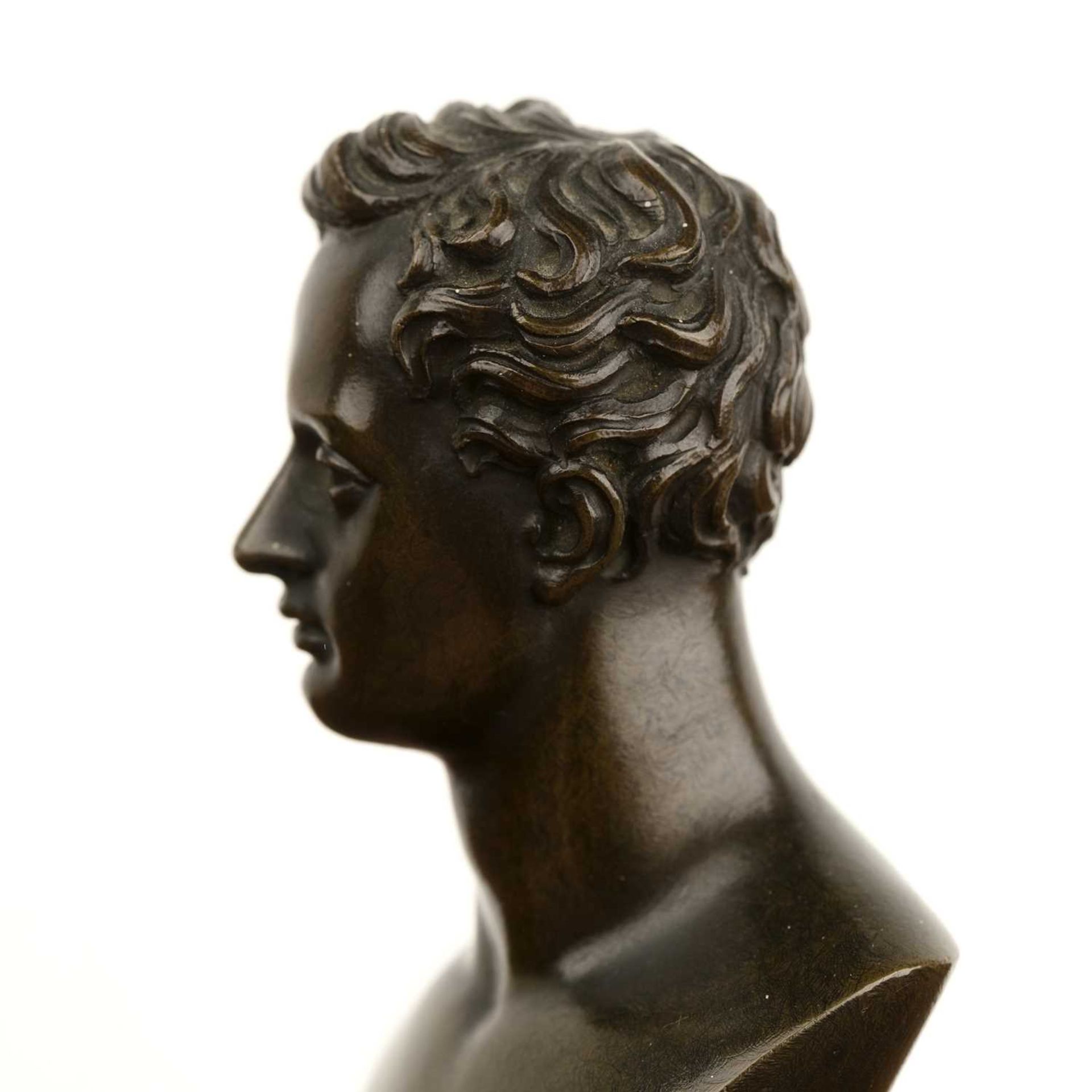 19th Century English School bronze bust of a male, on a green marble stepped plinth, 17cm high - Bild 6 aus 6