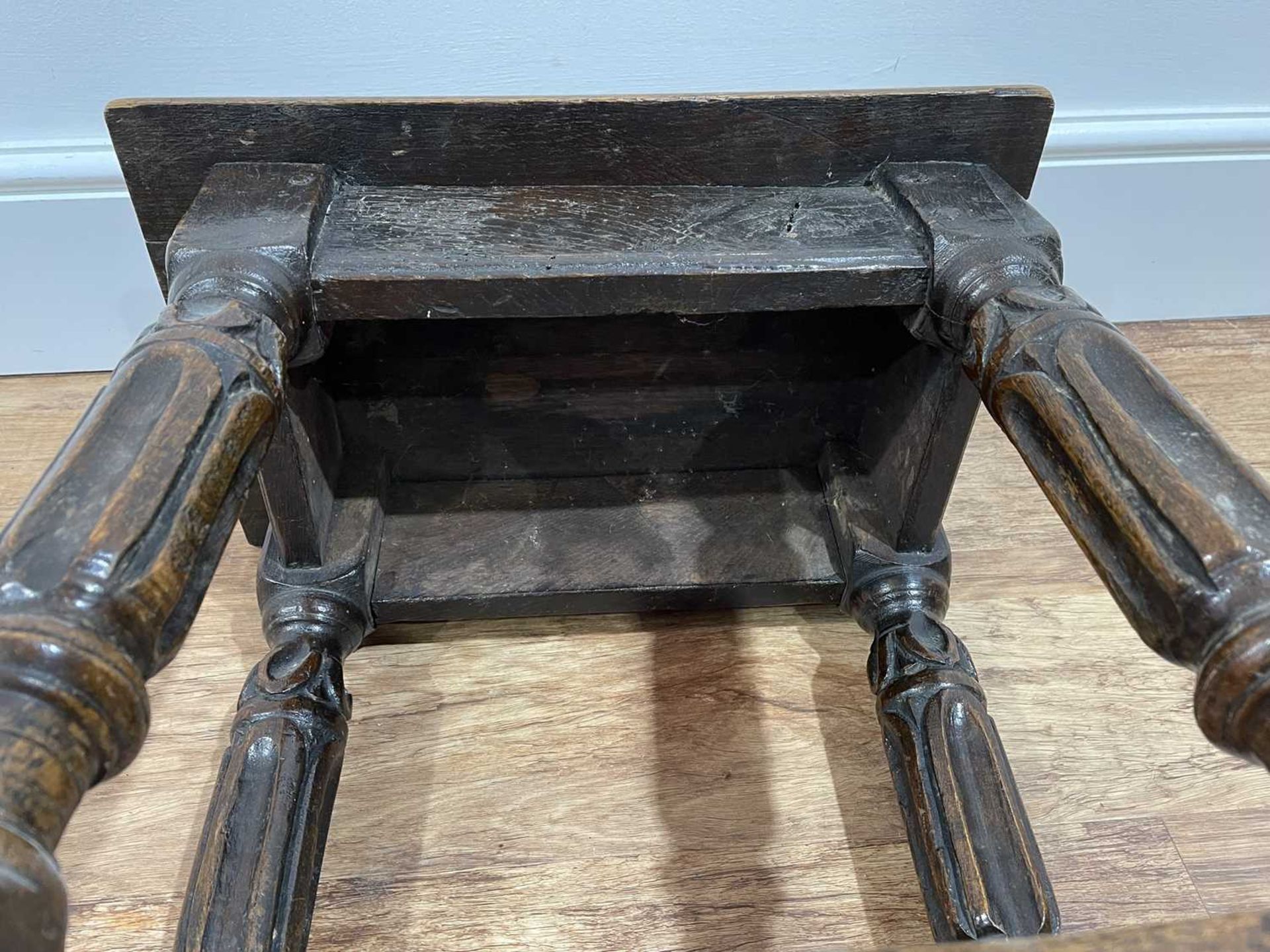 Oak joint stool 18th Century, with carved decoration, 43cm x 27.5cm x 48cm Provenance: The - Bild 4 aus 5