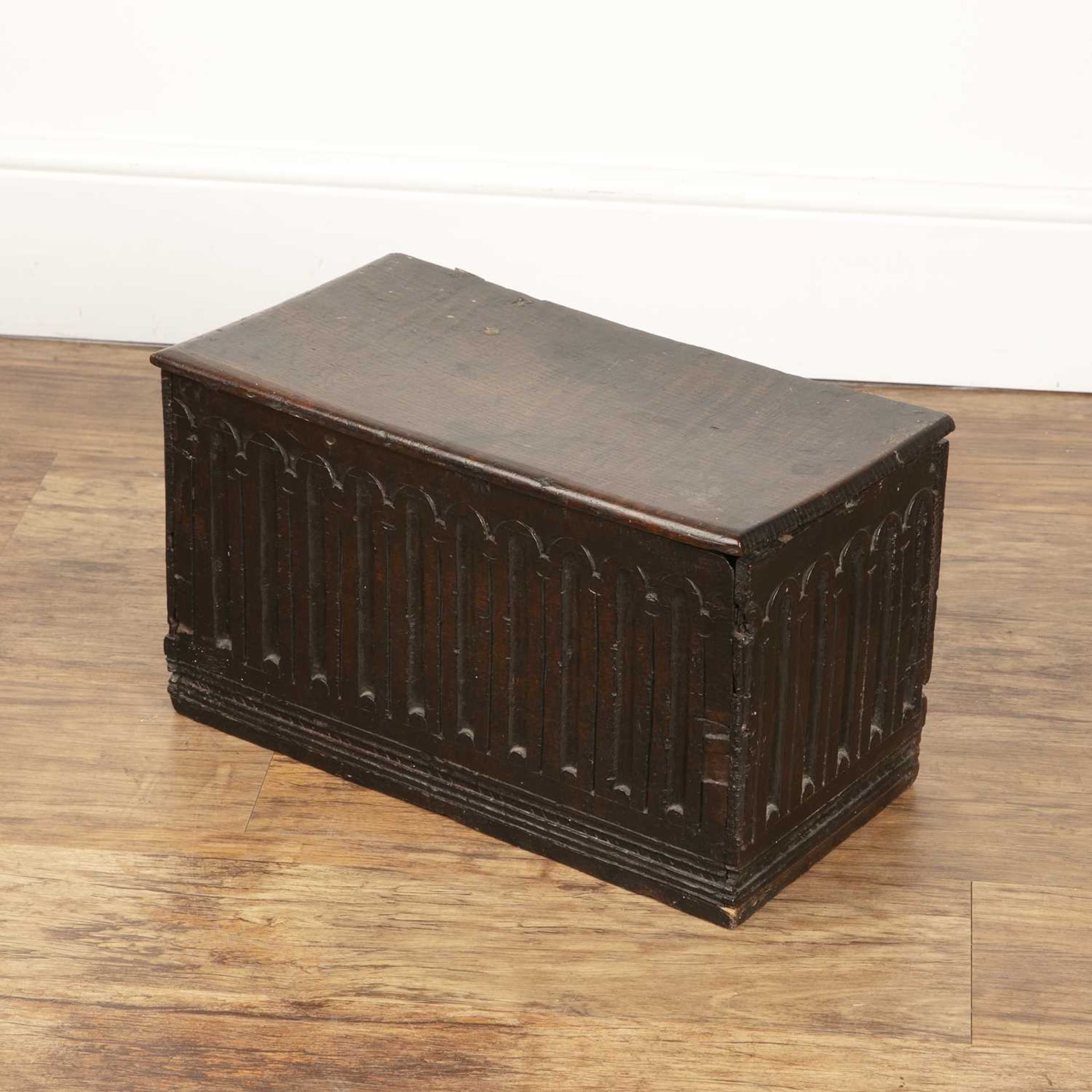 Oak carved box 18th Century, with repeating arch decoration to the front panel, 45cm wide x 27cm - Bild 3 aus 6