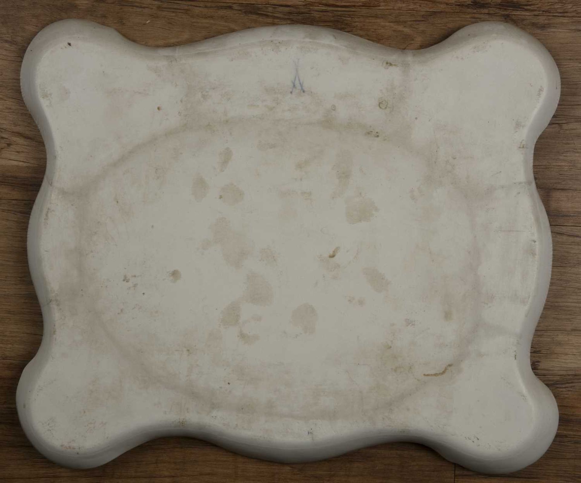 Meissen porcelain tray 19th Century, with shaped edges, decorated with flowers and leaves, crossed - Image 2 of 3