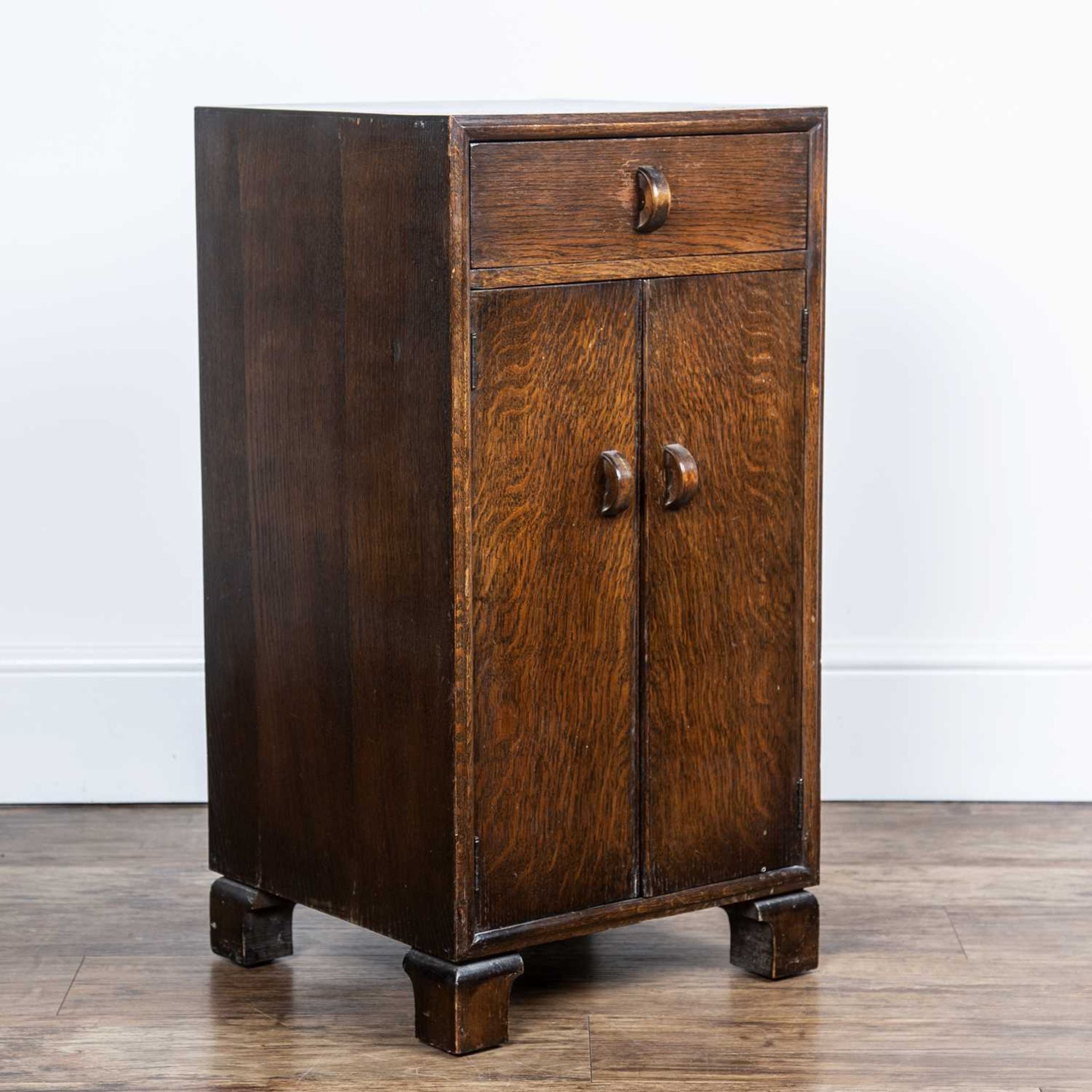 Herbert E. Gibbs dark oak side cupboard or bedside cupboard, with stylised handles, standing on - Bild 3 aus 6