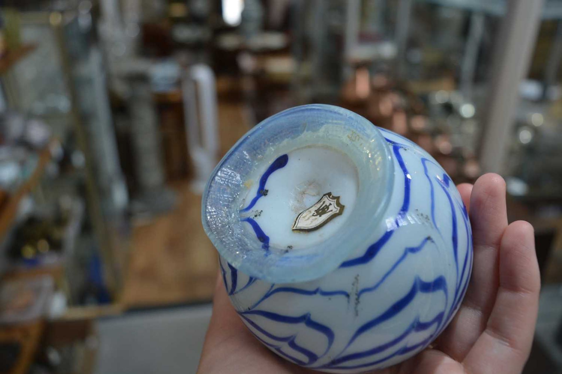 Group of porcelain and glass including a Minton pattern 723 shell painted saucer, circa 1810, 13. - Bild 10 aus 14