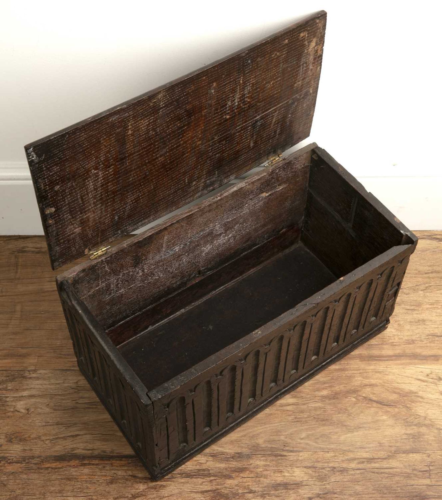 Oak carved box 18th Century, with repeating arch decoration to the front panel, 45cm wide x 27cm - Bild 6 aus 6