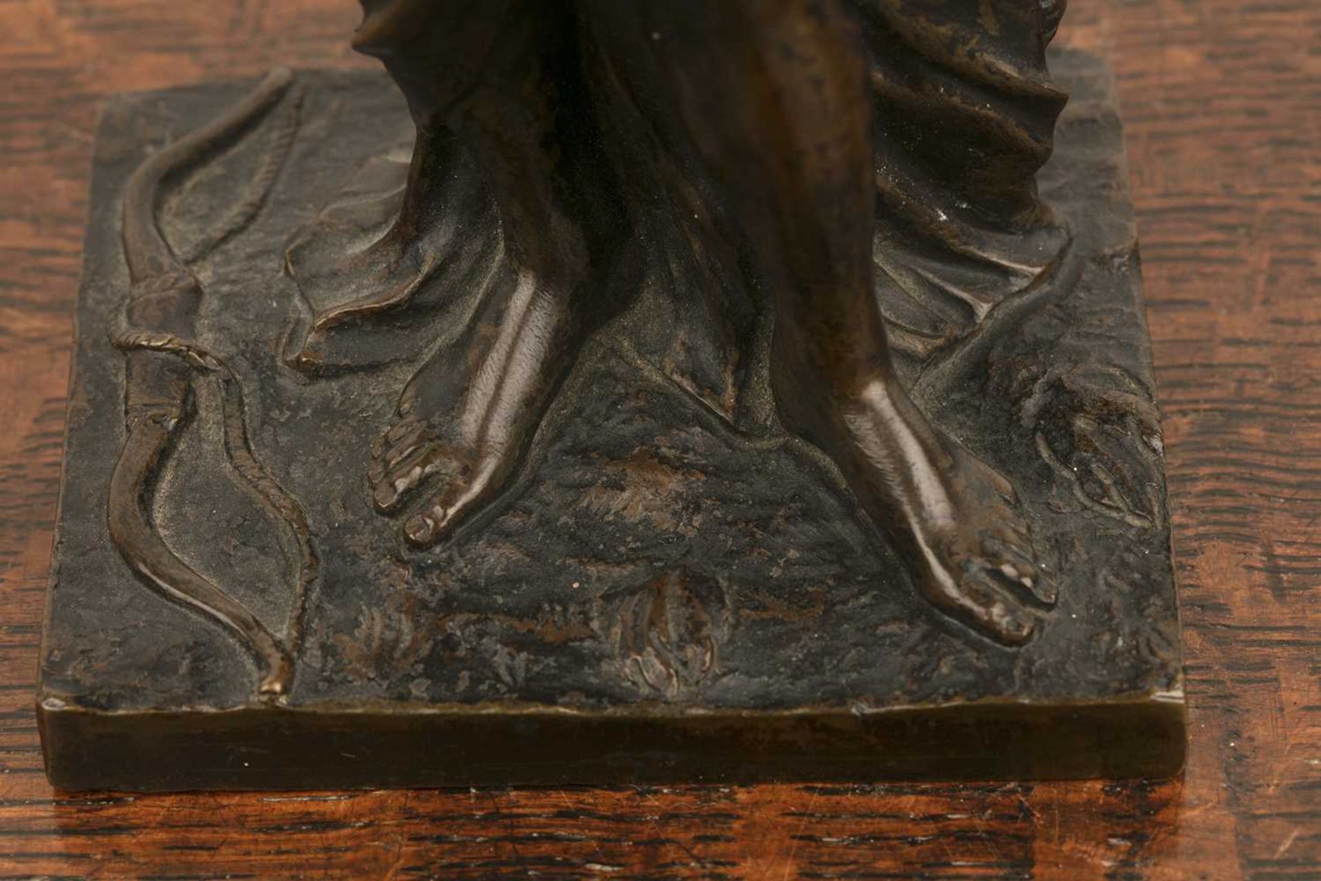 Bronze model of a maiden 19th Century, the classical figure resting her hand on a cannon and the - Bild 3 aus 3
