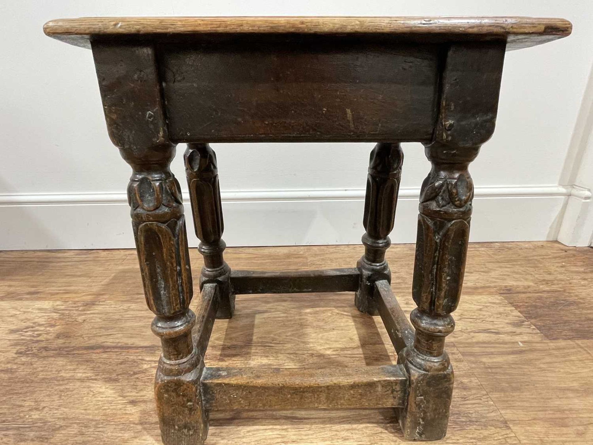 Oak joint stool 18th Century, with carved decoration, 43cm x 27.5cm x 48cm Provenance: The - Bild 3 aus 5