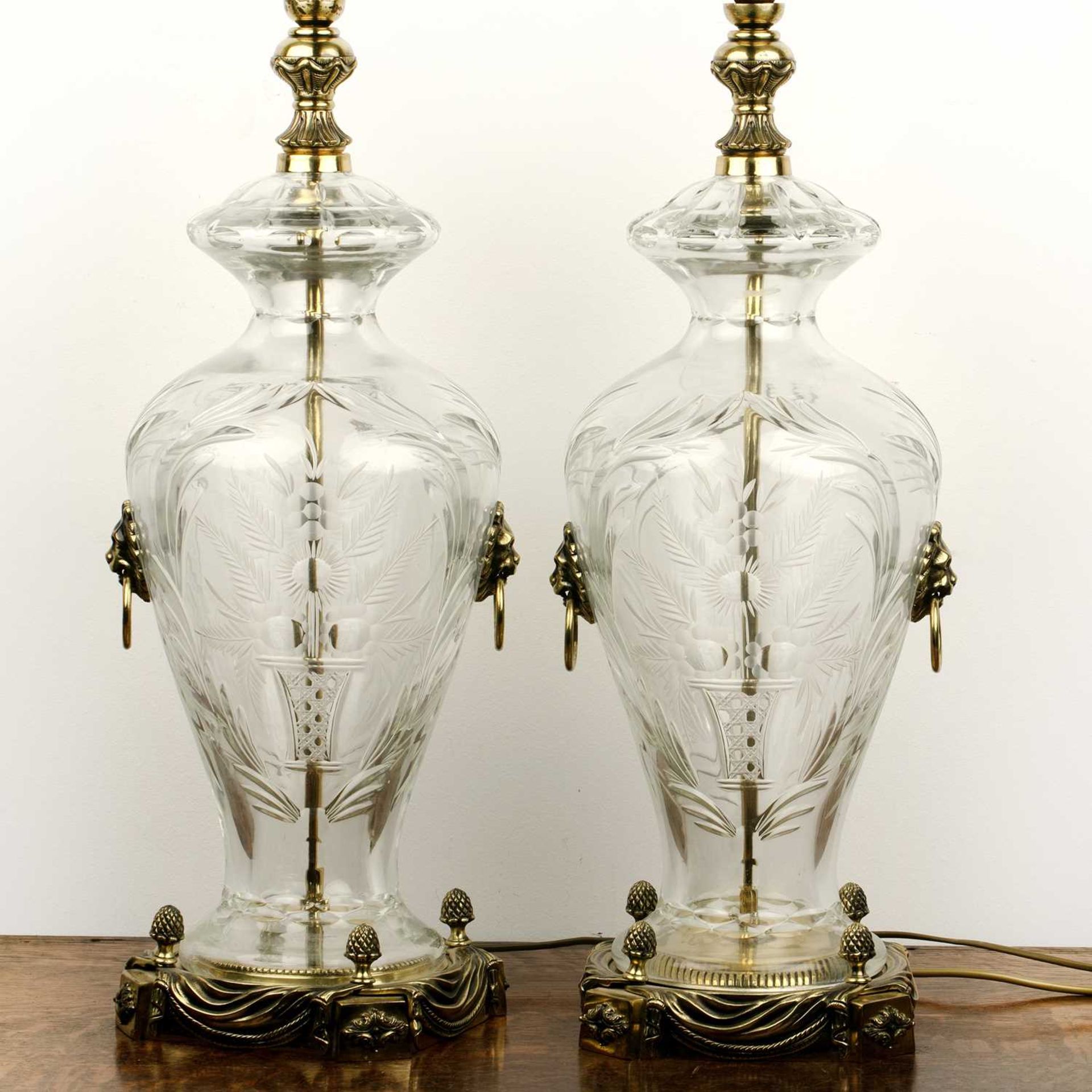 Pair of contemporary etched glass table lamps of baluster form on brass bases, with floral - Bild 2 aus 2